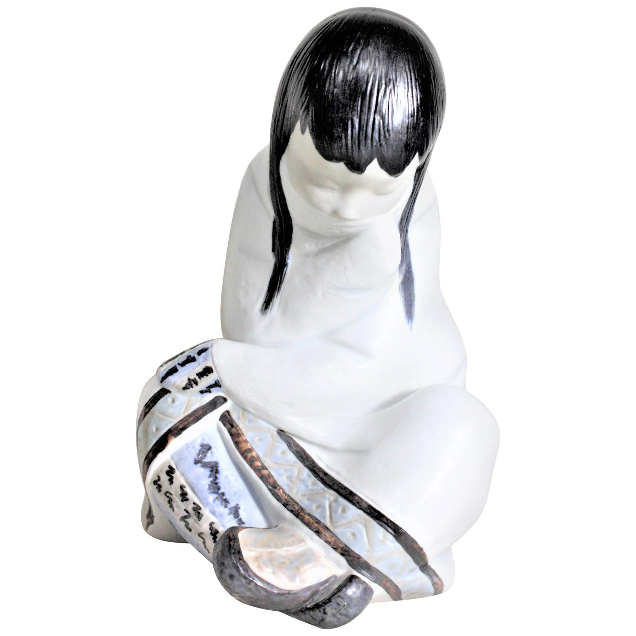 Grande figurine ou sculpture Lladro Yupik ou jeune fille assise en croix assise sur une croix