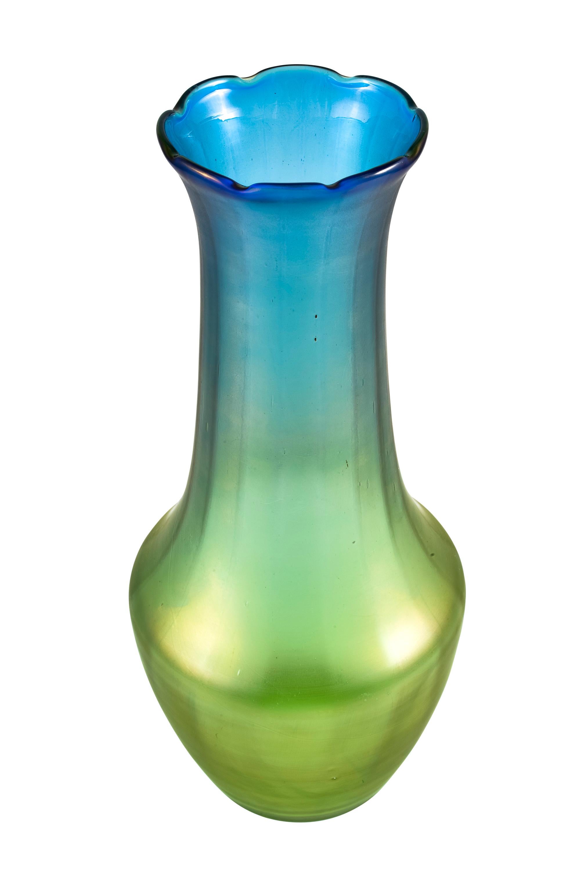 Large glass vase Austrian Jugendstil circa 1902 blue green iridescent designed by Hubert Gessner manufactured by Johann Loetz-Witwe

After his studies and work with Otto Wagner at the Academy of Fine Arts, Hubert Gessner became an influential