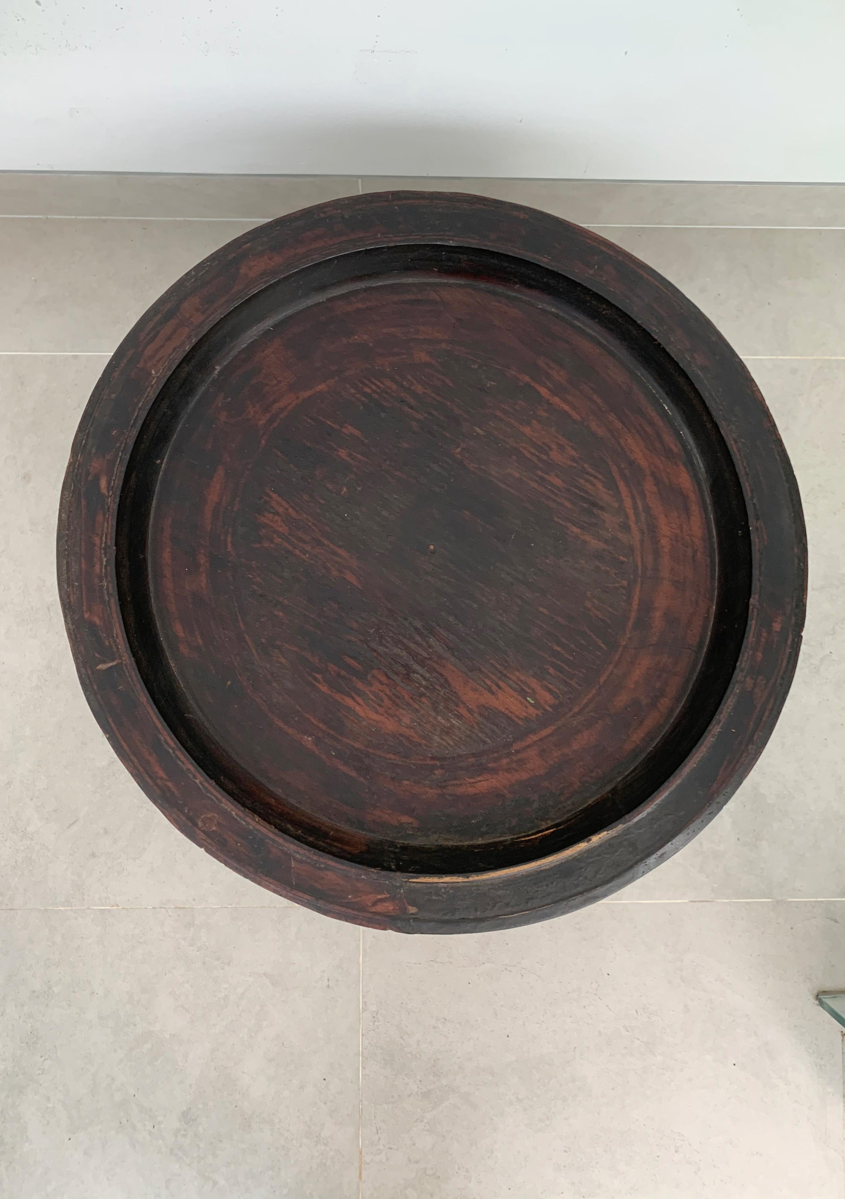 Sculpté à la main Plateau / bol tribal Lombok 'Dulang' / Petite table en vente