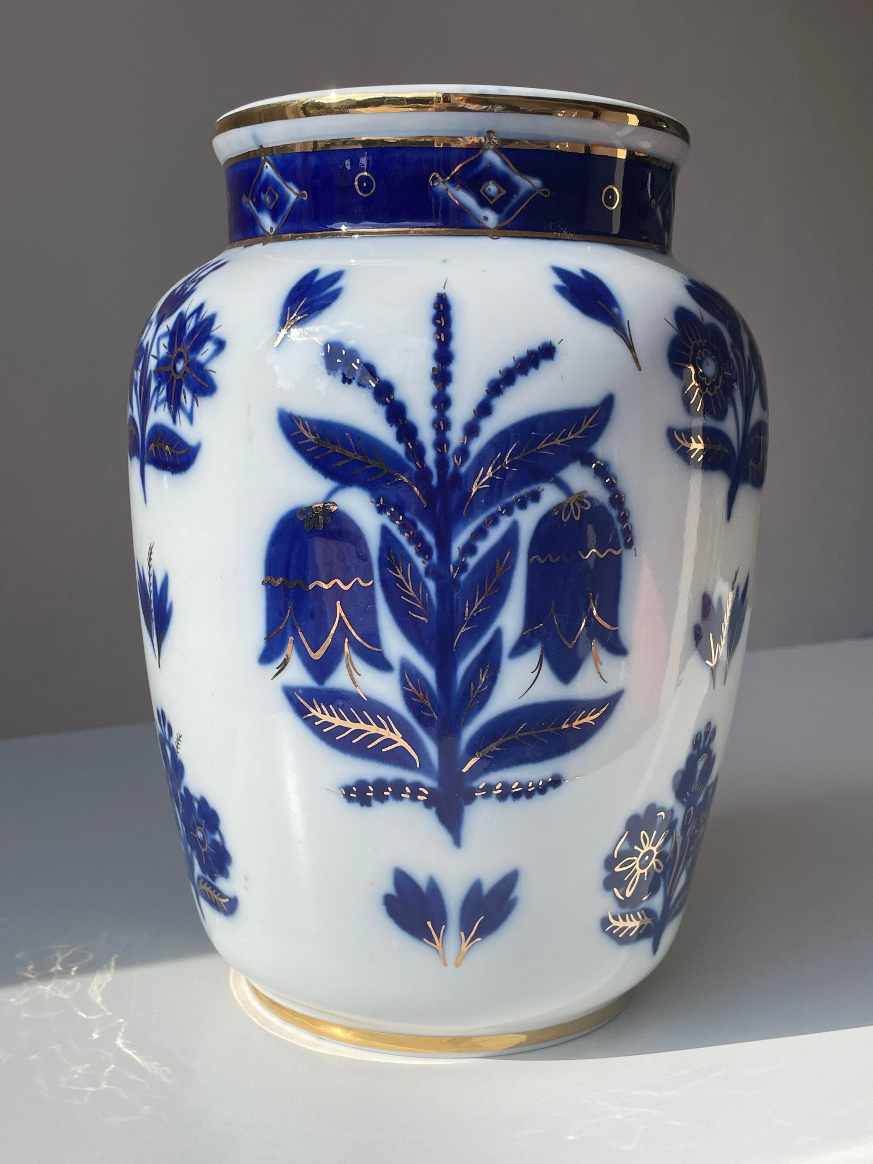 Grand vase russe en porcelaine blanche, bleue et dorée à motifs floraux, fabriqué dans les années 1950 par la manufacture de porcelaine Lomonosov, fondée en 1744. Vase organique de forme douce, de style moderne du milieu du siècle, décoré à la main