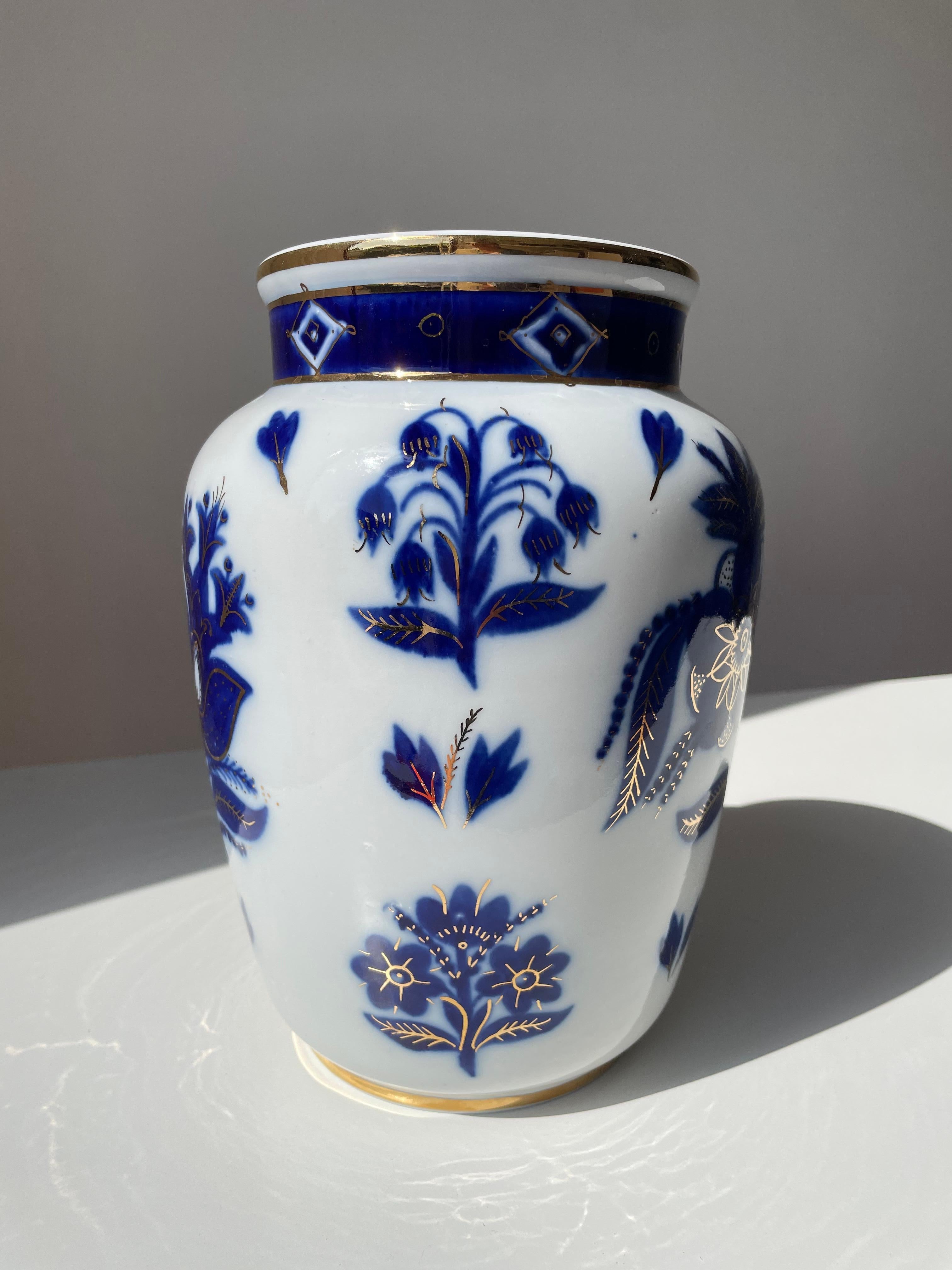 Russe Grand vase Lomonosov en or 22K, bleu et blanc en porcelaine, URSS, années 1950 en vente