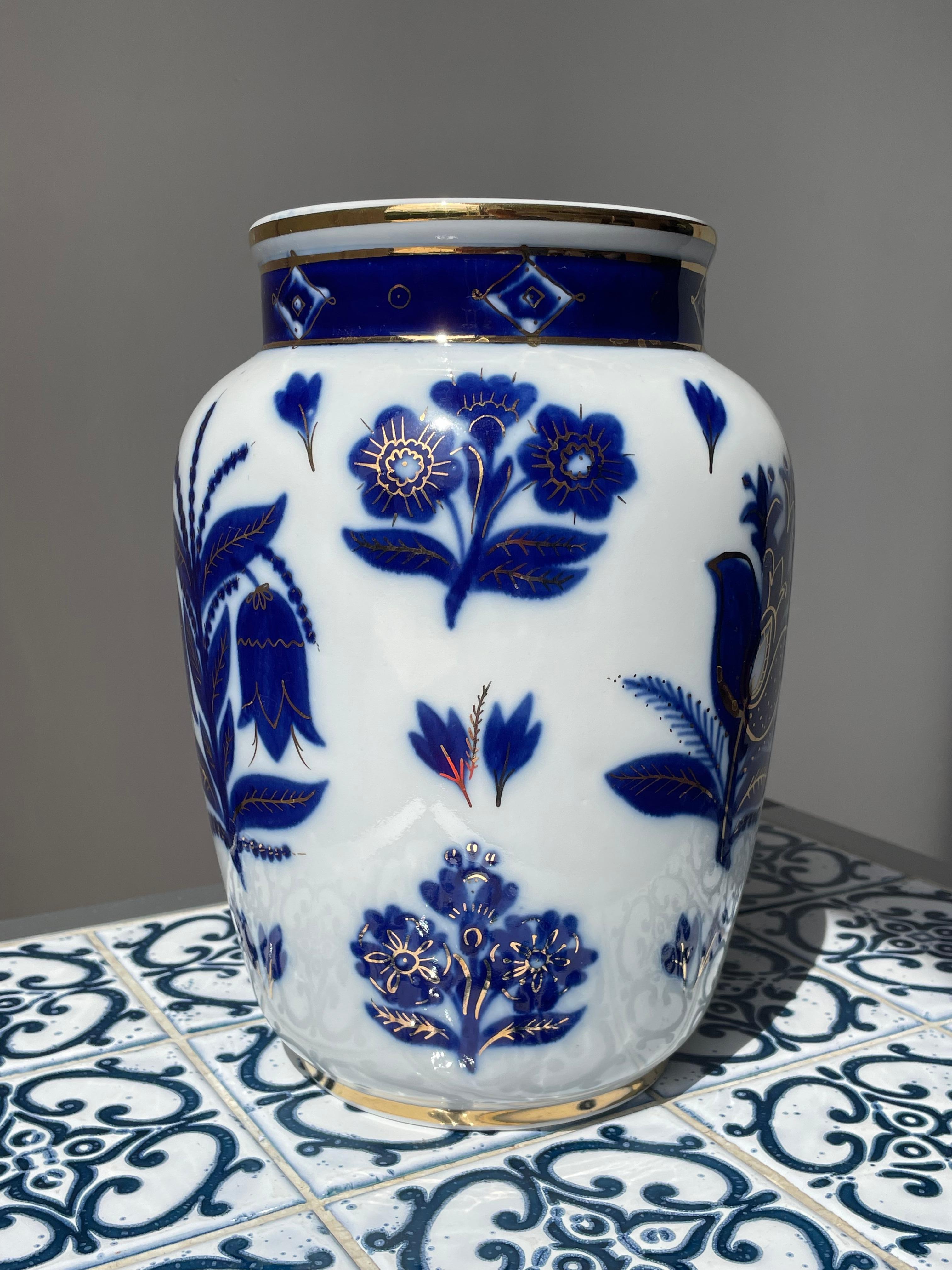 Large Lomonosov 22K Gold, Blue, White Porcelain Vase, USSR, 1950s In Good Condition For Sale In Copenhagen, DK