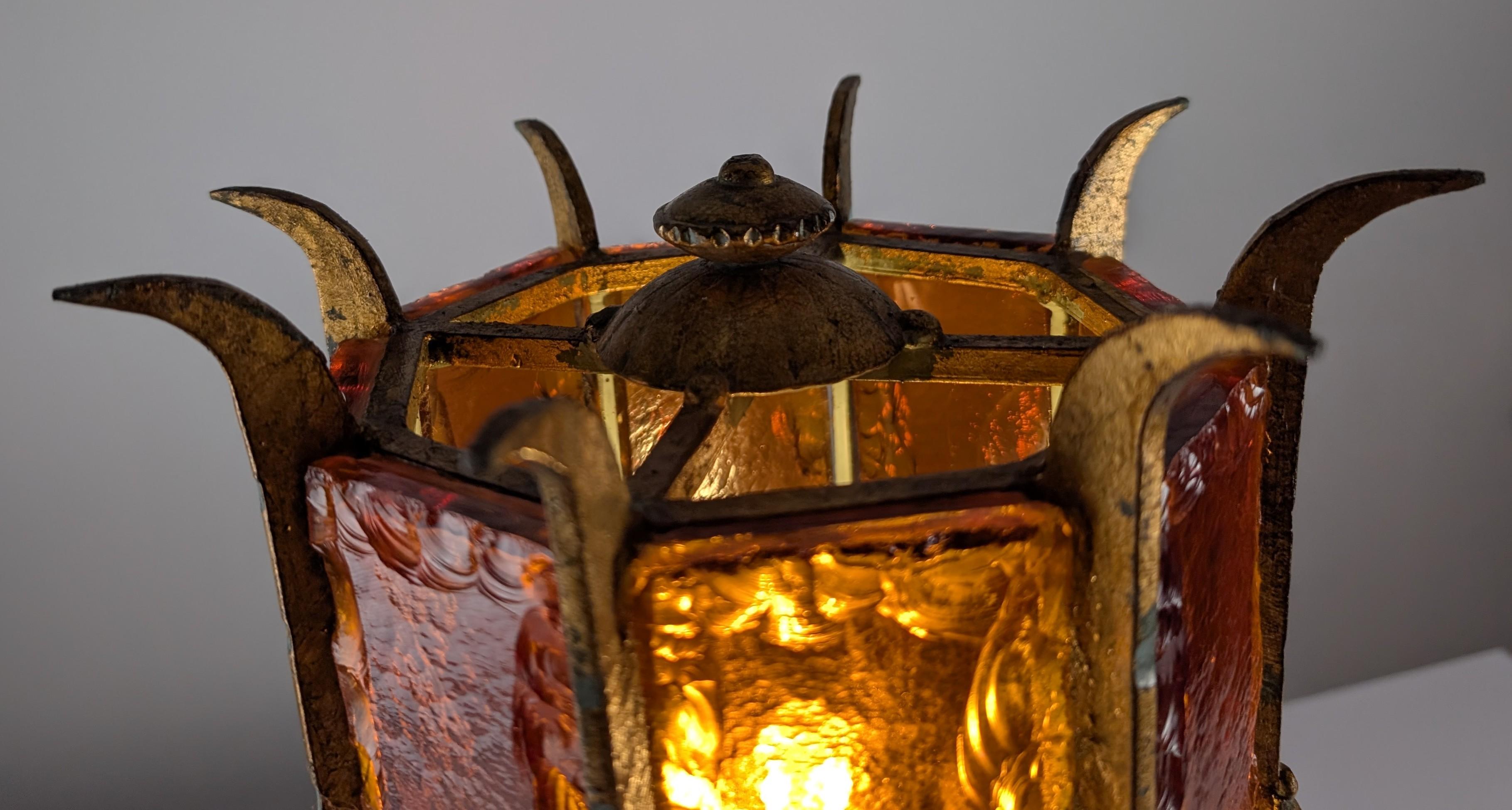Large Longobard Gilded Metal and Red Hammered Glass Table Lamp For Sale 4