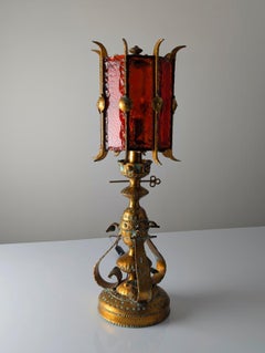 Grande lampada da tavolo Longobard in metallo dorato e vetro rosso martellato