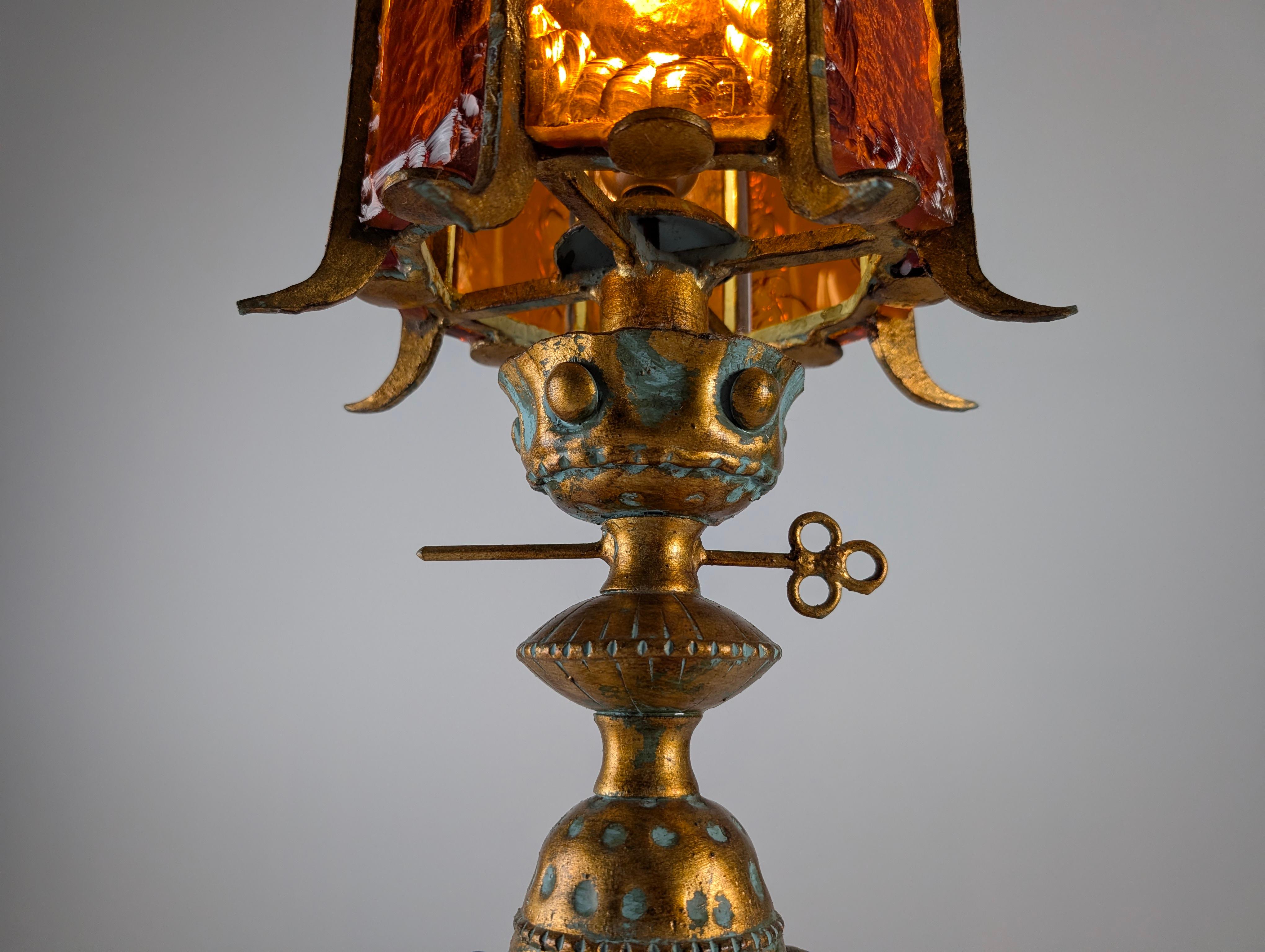 Large Longobard Gilded Metal and Red Hammered Glass Table Lamp In Excellent Condition For Sale In Benalmadena, ES