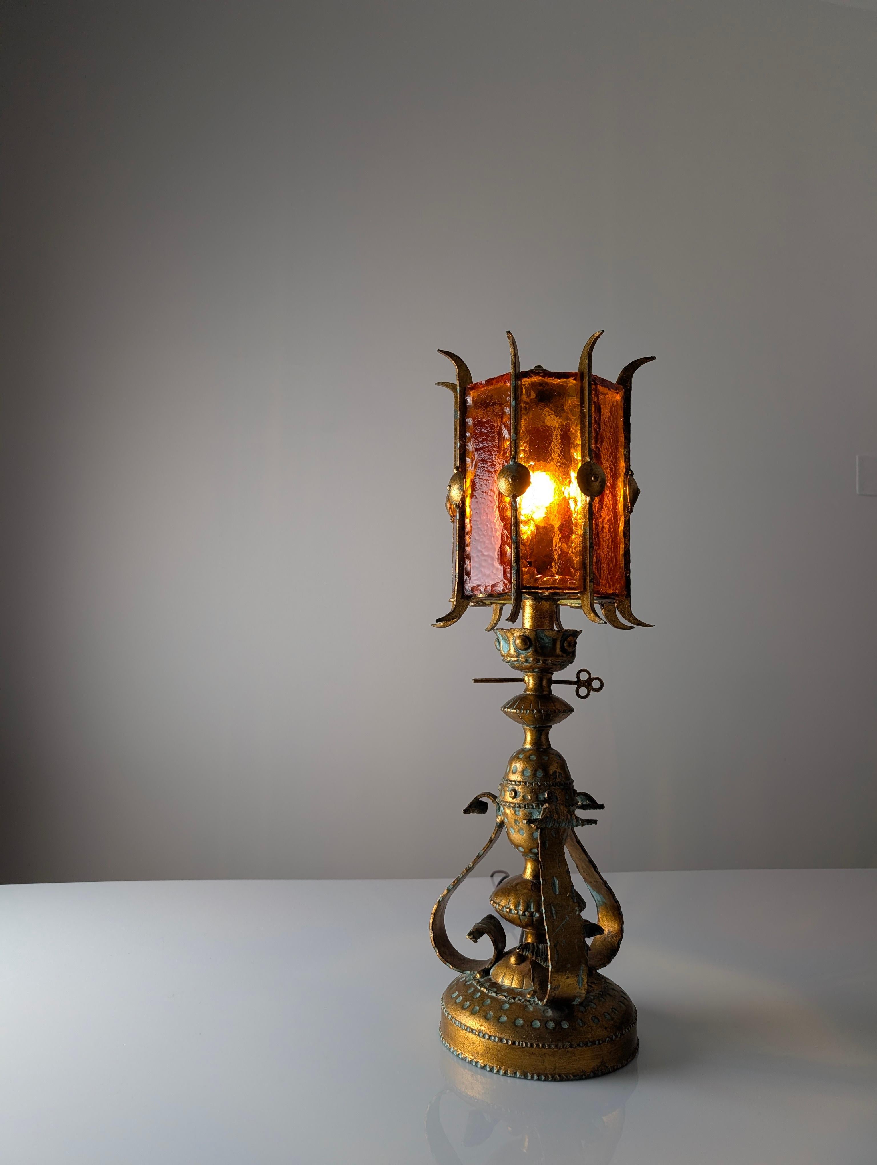 Large Longobard Gilded Metal and Red Hammered Glass Table Lamp For Sale 1