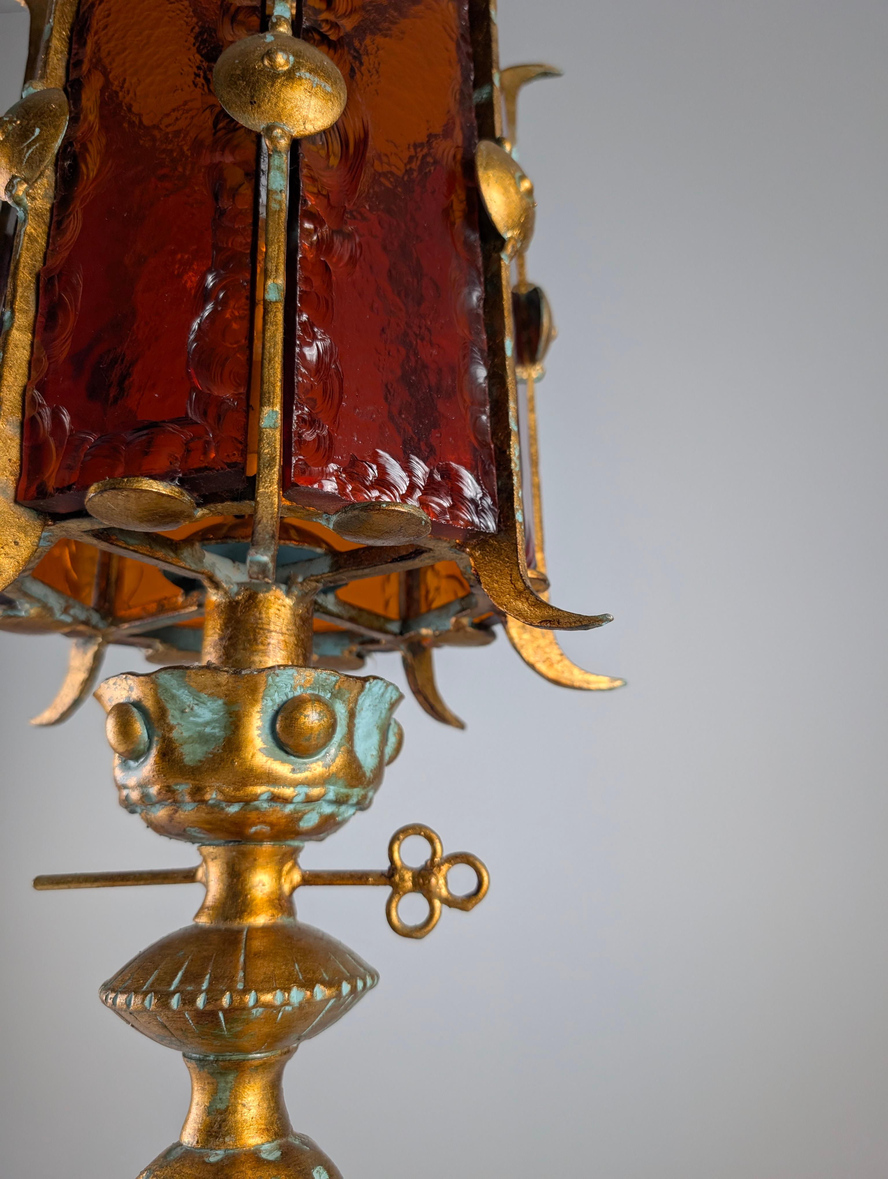 Large Longobard Gilded Metal and Red Hammered Glass Table Lamp For Sale 2