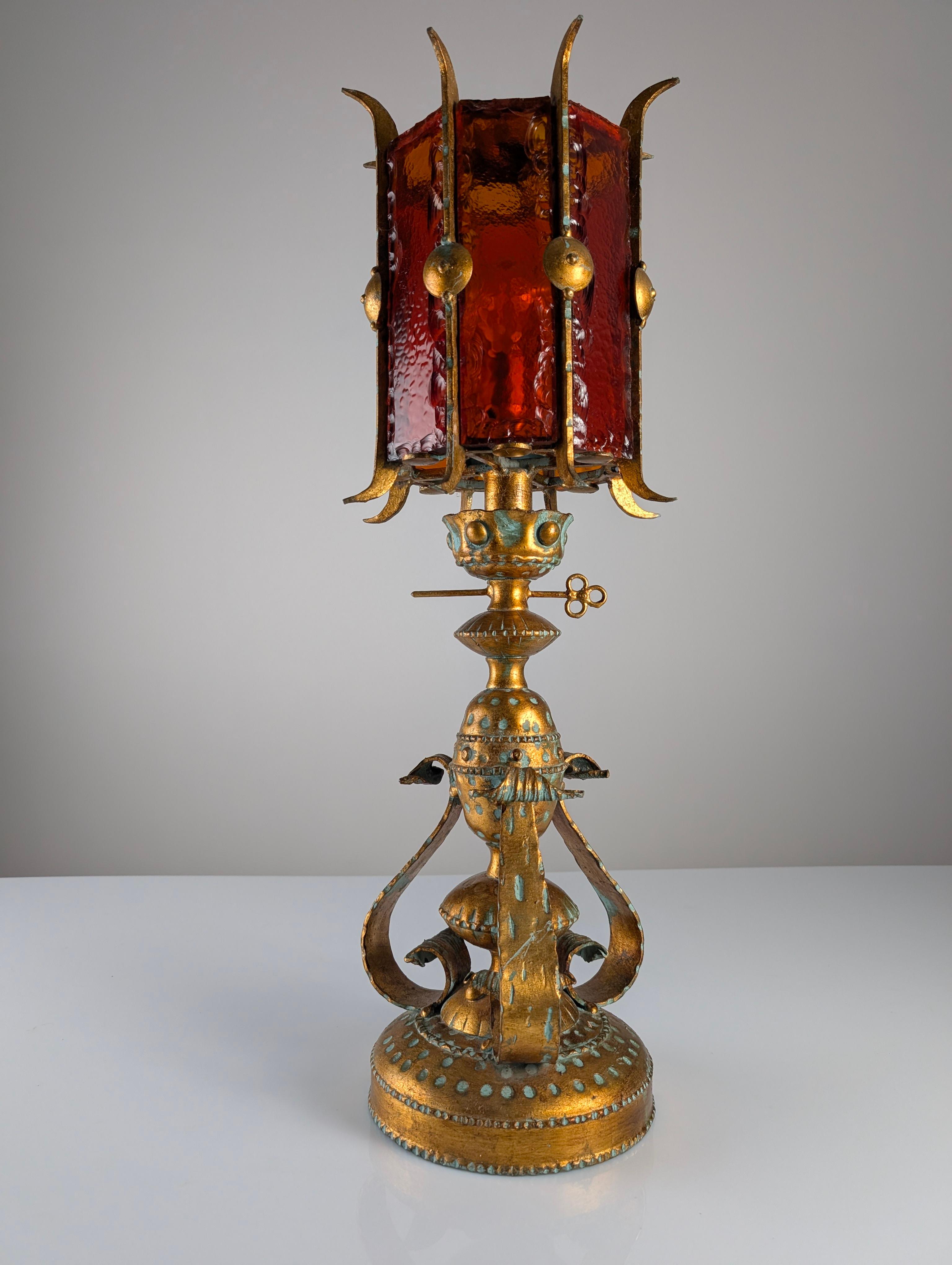 Large Longobard Gilded Metal and Red Hammered Glass Table Lamp For Sale 3
