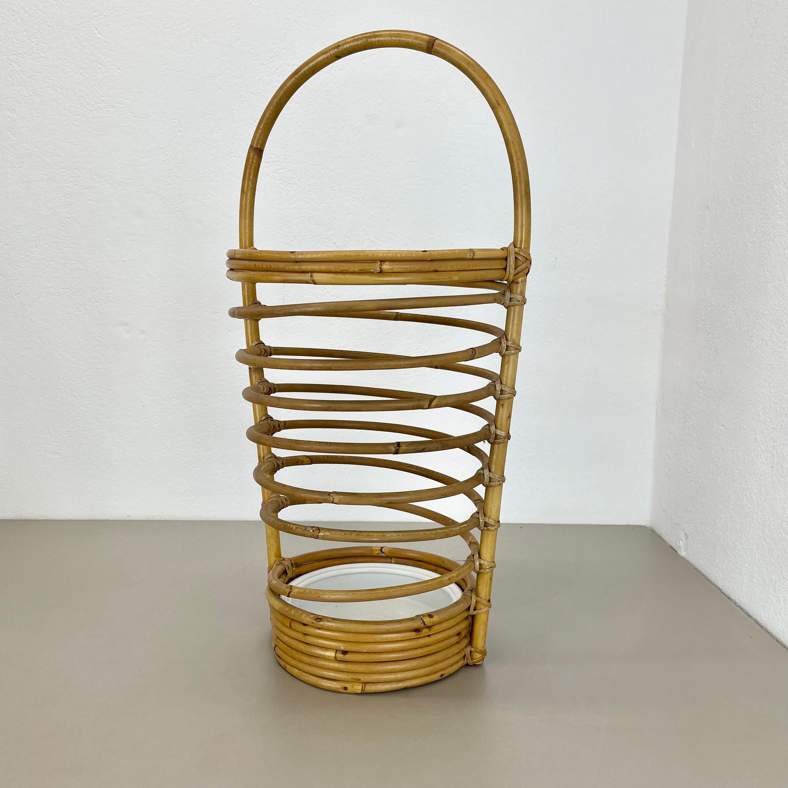 Articolo:

Portaombrelli


Origine:

Francia



Età: 

1970s


Questo originale portaombrelli vintage in stile Bauhaus è stato prodotto negli anni '1970 in Francia. È realizzato in rattan naturale con un elemento di maniglia ad anello nella parte