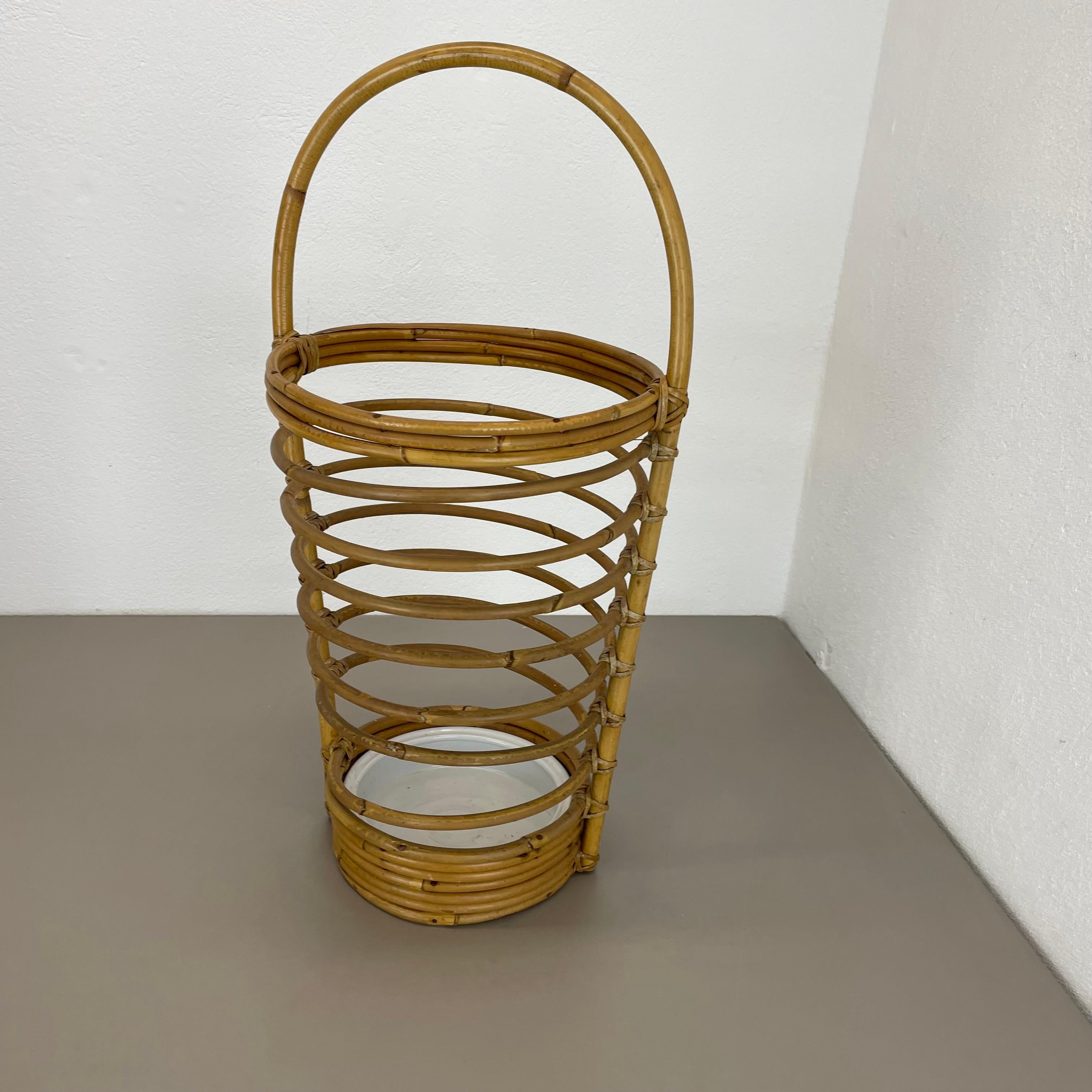 Francese Portaombrelli in rattan Bauhaus, Francia, anni '70, grande 60 cm, con occhiello in vendita
