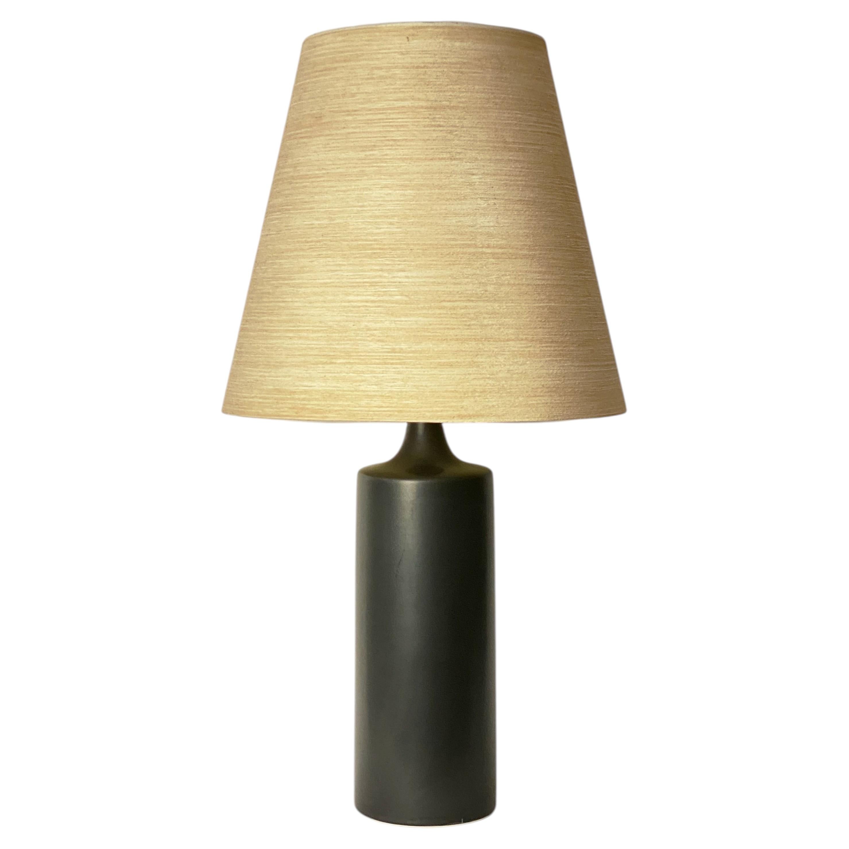 Große schwarze Keramik-Tischlampe von Lotte and Gunnar Bostlund mit Original-Lampenschirm, 34,5" im Angebot
