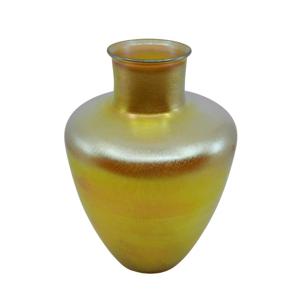 American Large Louis Comfort Tiffany Gold Favrile Art Glass Urn Vase, LCT, circa 1918 For Sale