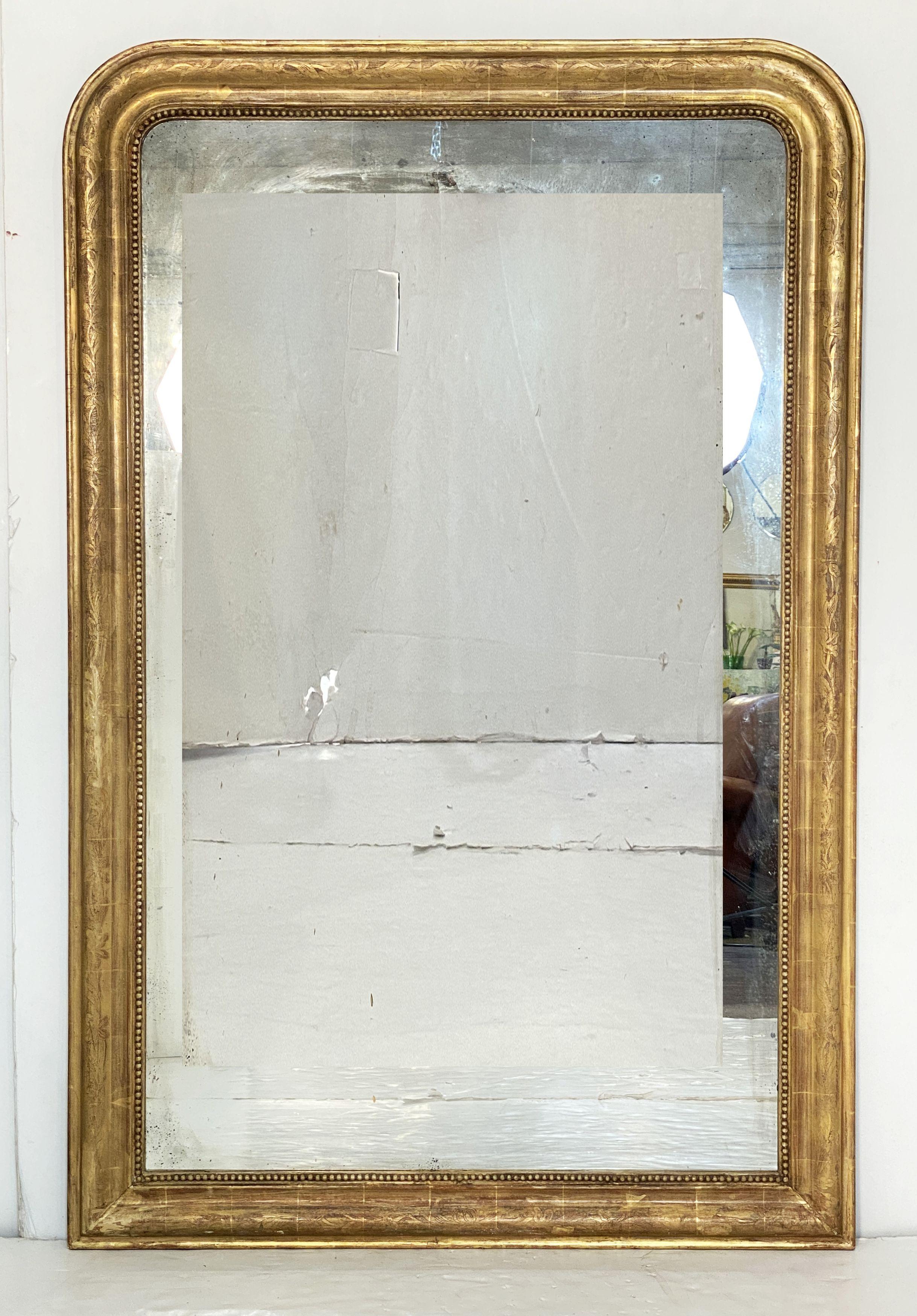Un raffinato specchio da parete ad arco Louis Philippe di grandi dimensioni proveniente dalla Francia, caratterizzato da un bordo modellato con una bella foglia d'oro patinata.

Dimensioni: H. 59 pollici x L. 38 1/2 pollici

Altre misure disponibili