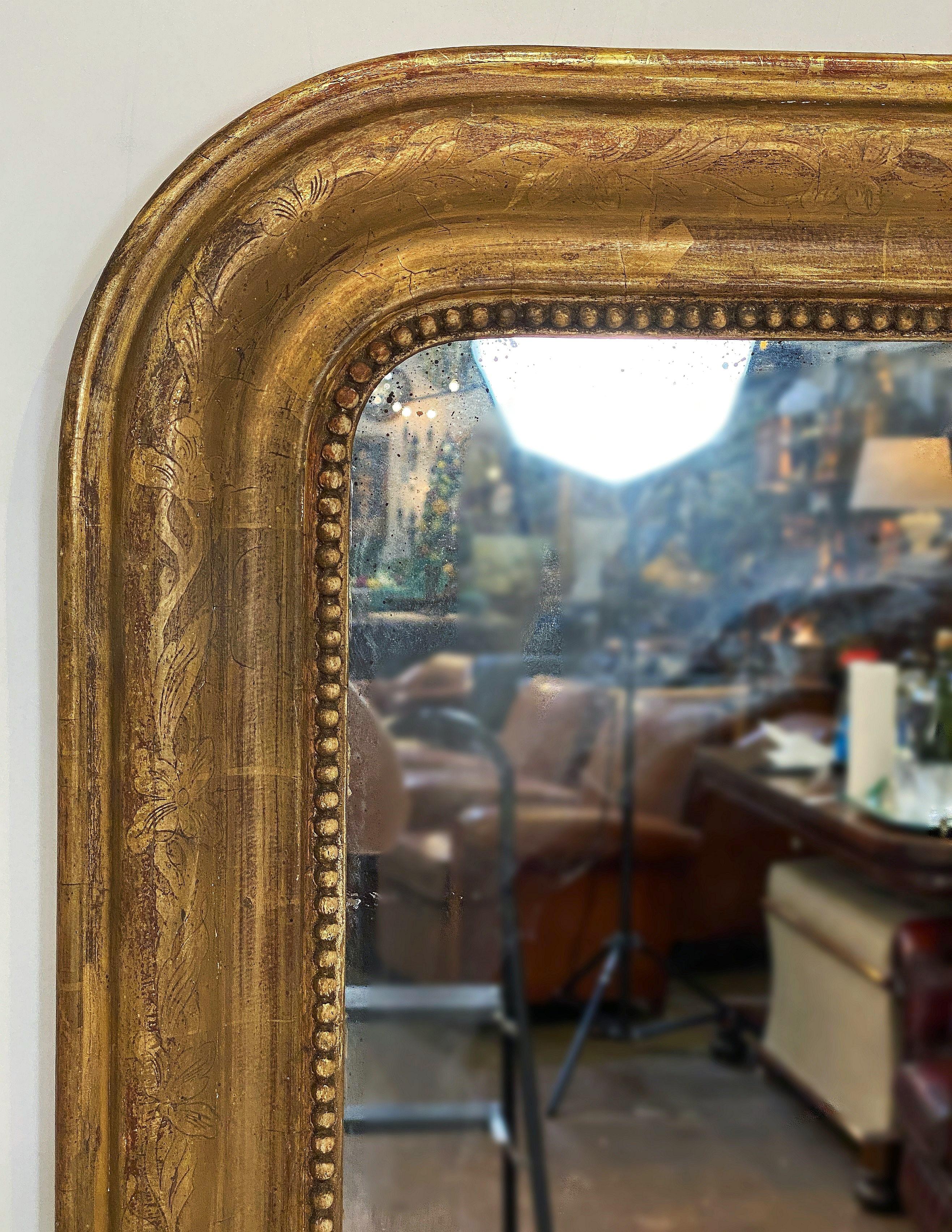 Grande specchio dorato Louis Philippe (H. 59 x L. 38 1/2) In condizioni buone in vendita a Austin, TX