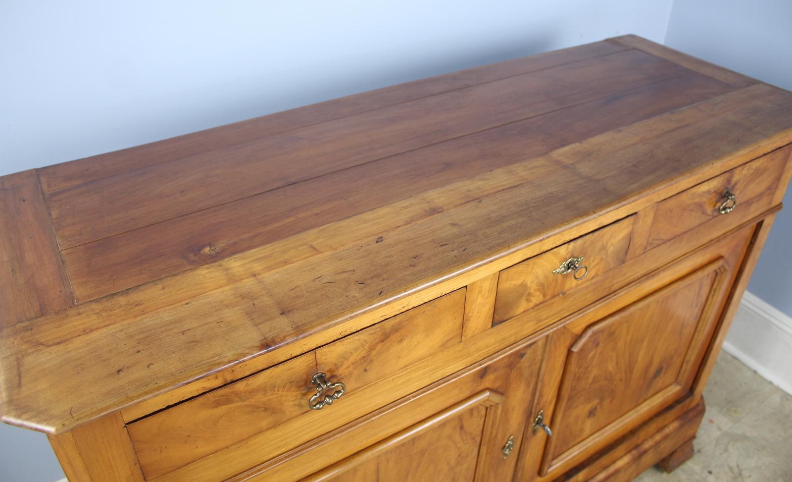 Large Louis Philippe Buffet in Walnut 1