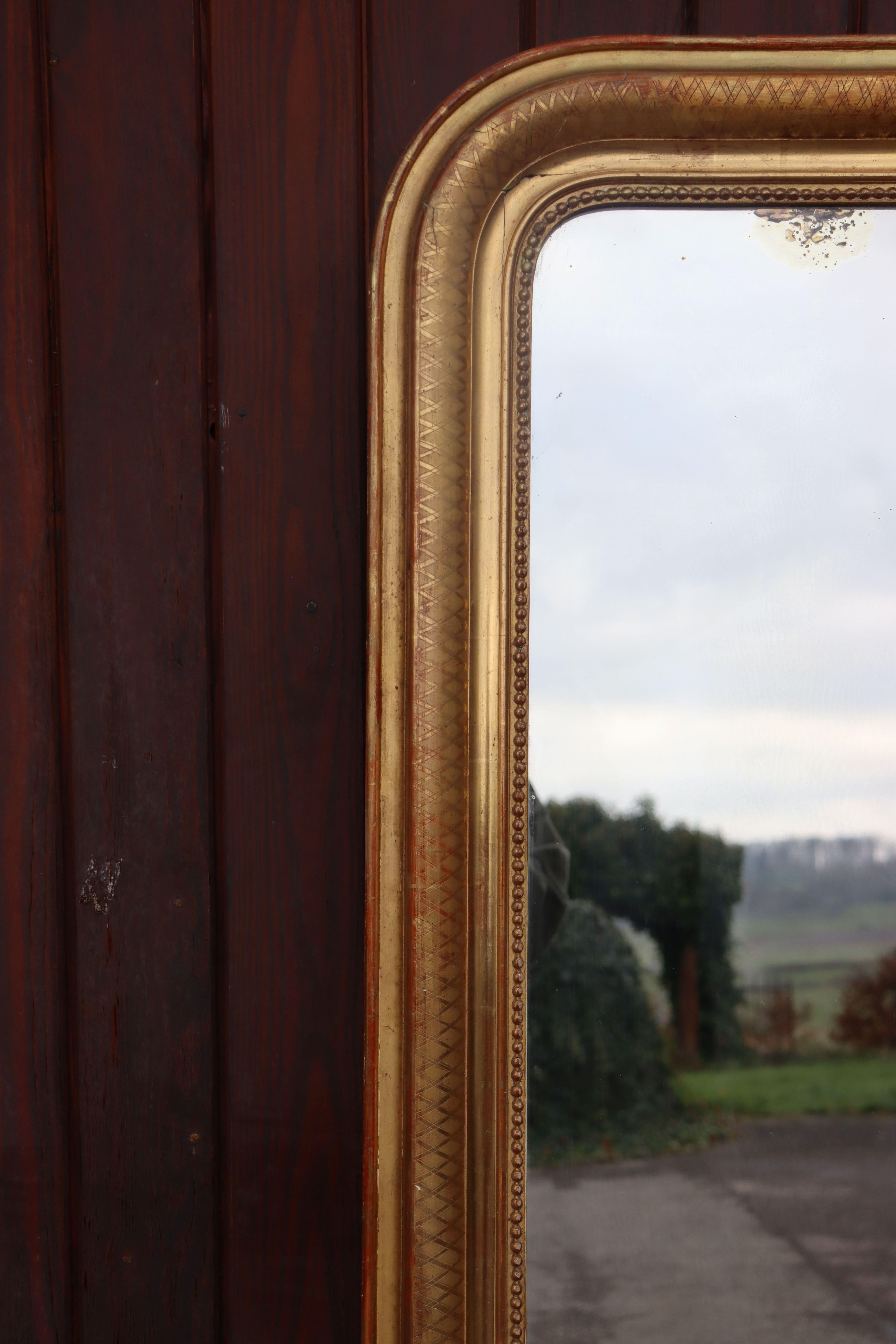 grand miroir vintage Louis Philippe en bois doré en très bon état pour placer sur une cheminée