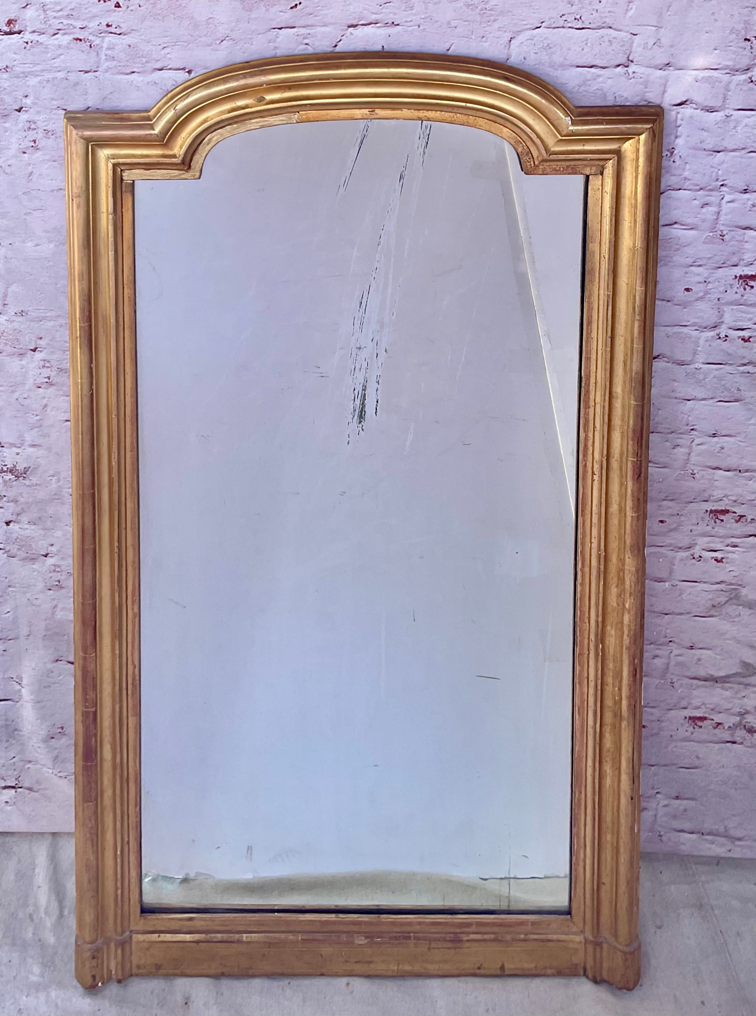 Grand miroir en bois doré Louis Philippe du 19ème siècle. La forme rectangulaire haute du cadre présente des angles droits à la base, tandis que les épaules supérieures présentent les angles arrondis typiques des cadres de style Louis Philippe. Les