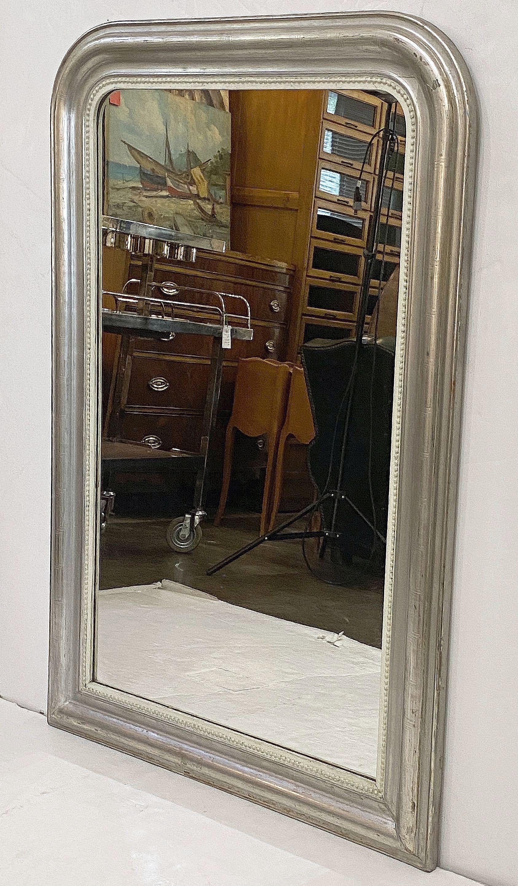 Francese Grande specchio Louis Philippe in argento dorato con design a chiave greca (H. 51 x L. 34 1/4) in vendita