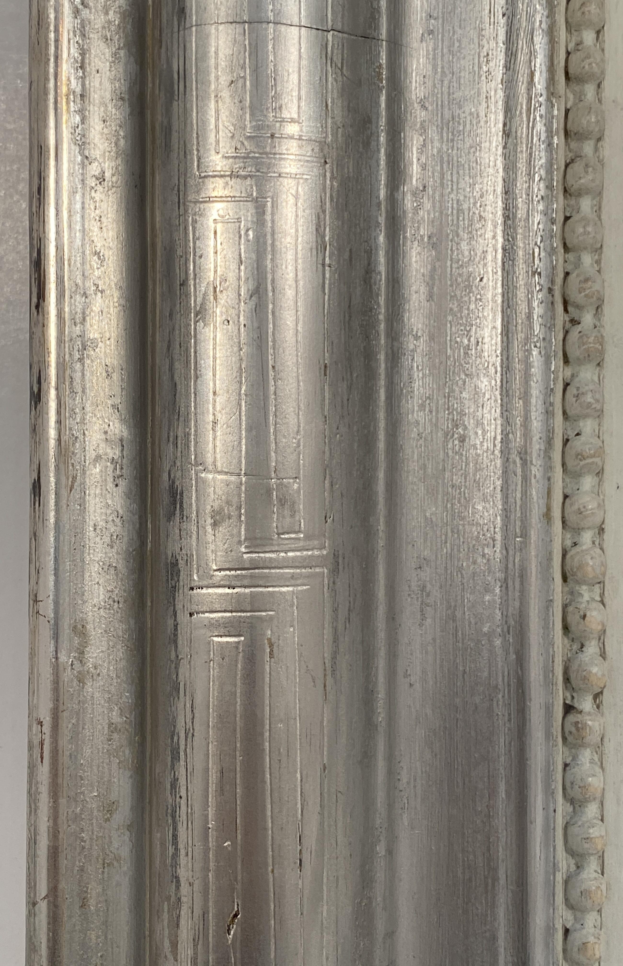 XIX secolo Grande specchio Louis Philippe in argento dorato con design a chiave greca (H. 51 x L. 34 1/4) in vendita
