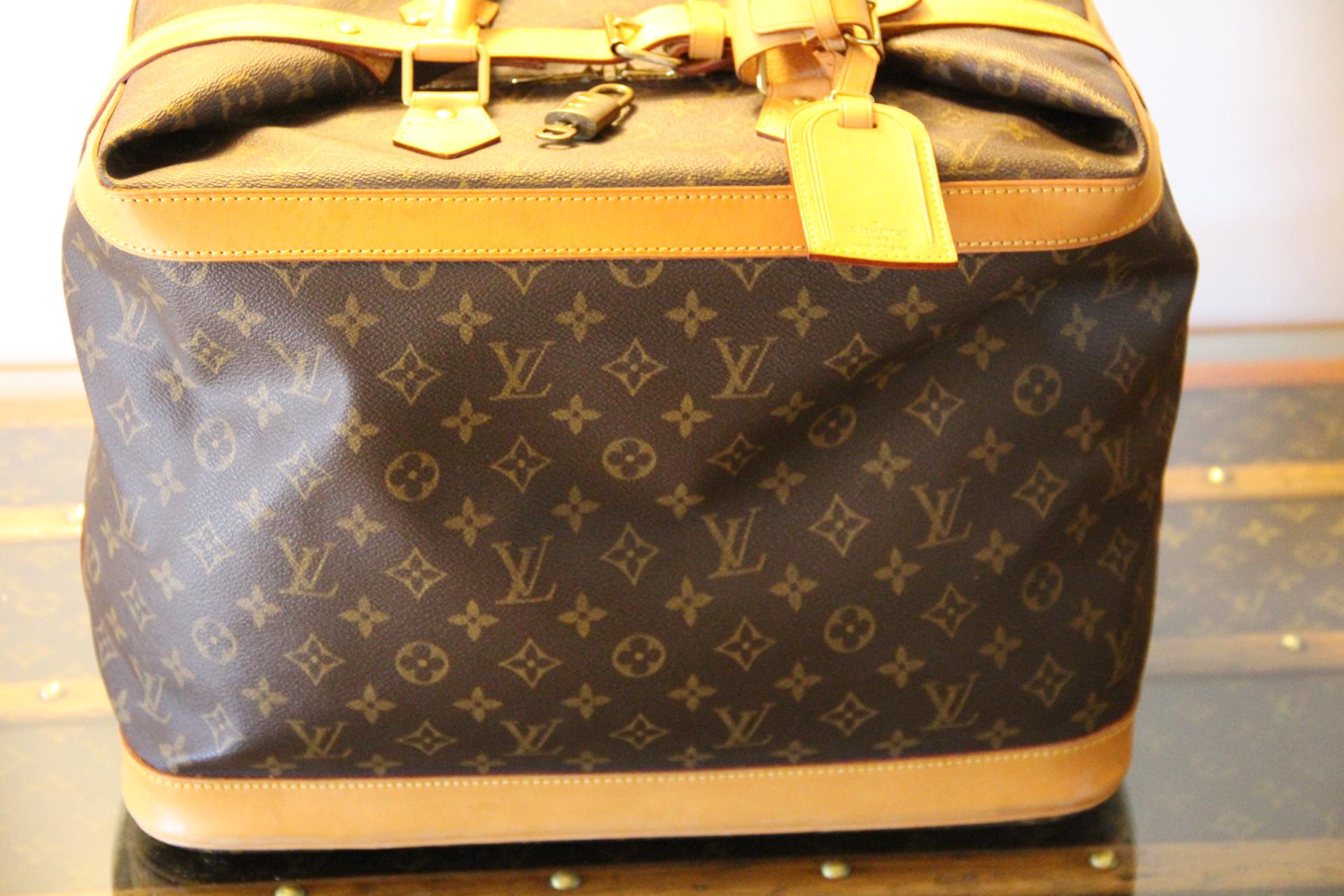 Beautiful travel bag in monogram canvas and leather. This elegant and convenient size is no longer available in Louis Vuitton stores. This is a collector piece.
It features its serial embossed Louis Vuitton serial number. It comes with its original