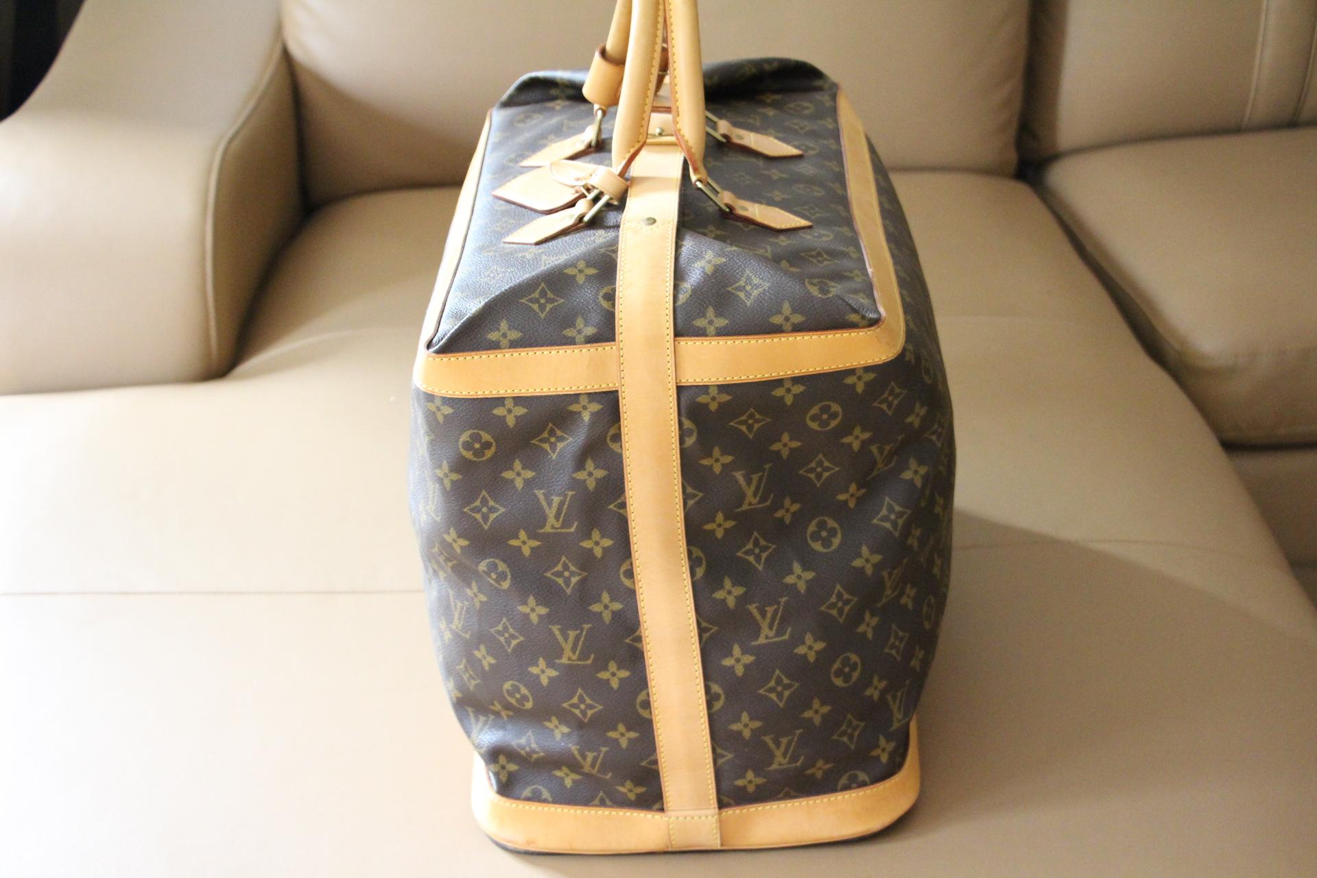 Beautiful travel bag in monogram canvas and leather. This large size is no longer available in Louis Vuitton stores. This is a collector piece.
It features its serial number.Its leather is embossed Louis Vuitton on one side.It comes with its