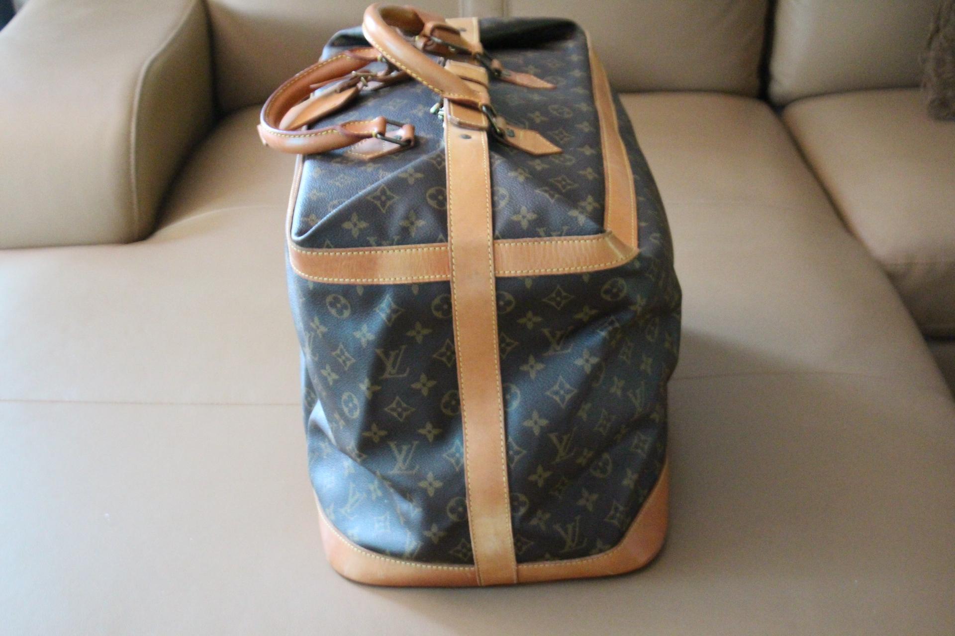 Beautiful travel bag in monogram canvas and leather. This large size is no longer available in Louis Vuitton stores. This is a collector piece.
It features its serial number. It comes with its original name tag in leather .
Its exterior is in very