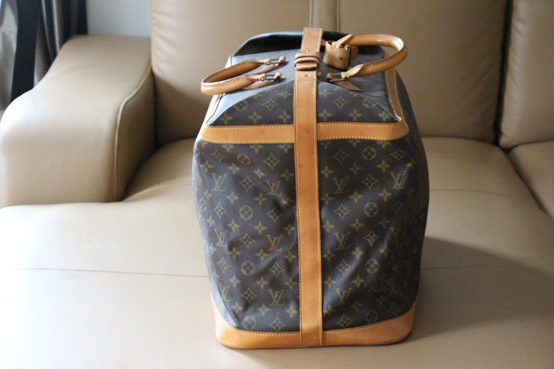 This beautiful travel bag features monogram canvas and gently tanned leather. This large size is no longer available in Louis Vuitton stores. This is a collector piece.
It features its serial number. Its inside leather tag is embossed Louis Vuitton
