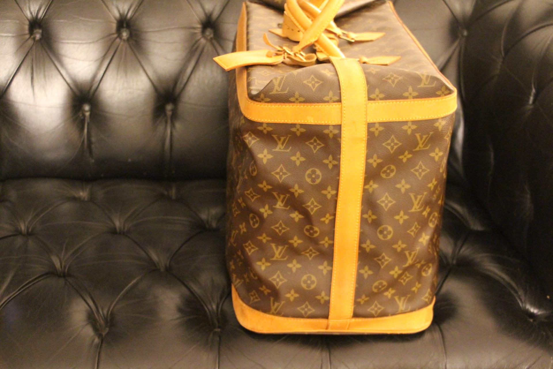 Beautiful travel bag in monogram canvas and leather. This large size is no longer available in Louis Vuitton stores. This is a collector piece.
It features its serial number.
Its exterior is in perfect condition as well as its brown interior. No