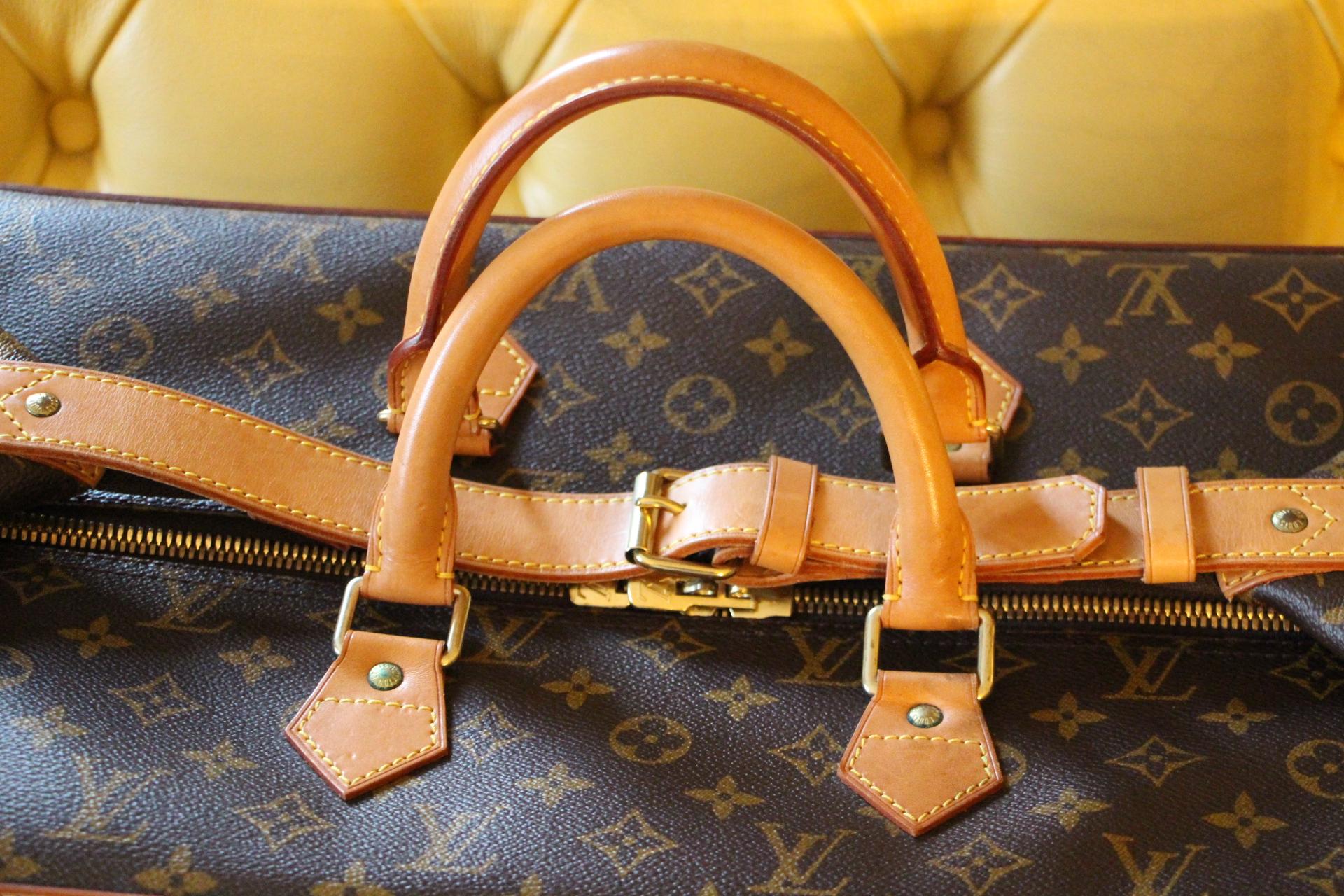 Beautiful travel bag in monogram canvas and leather. This large size is no longer available in Louis Vuitton stores. This is a collector piece.
It features its serial number.
Its exterior is in perfect condition as well as its brown interior, no