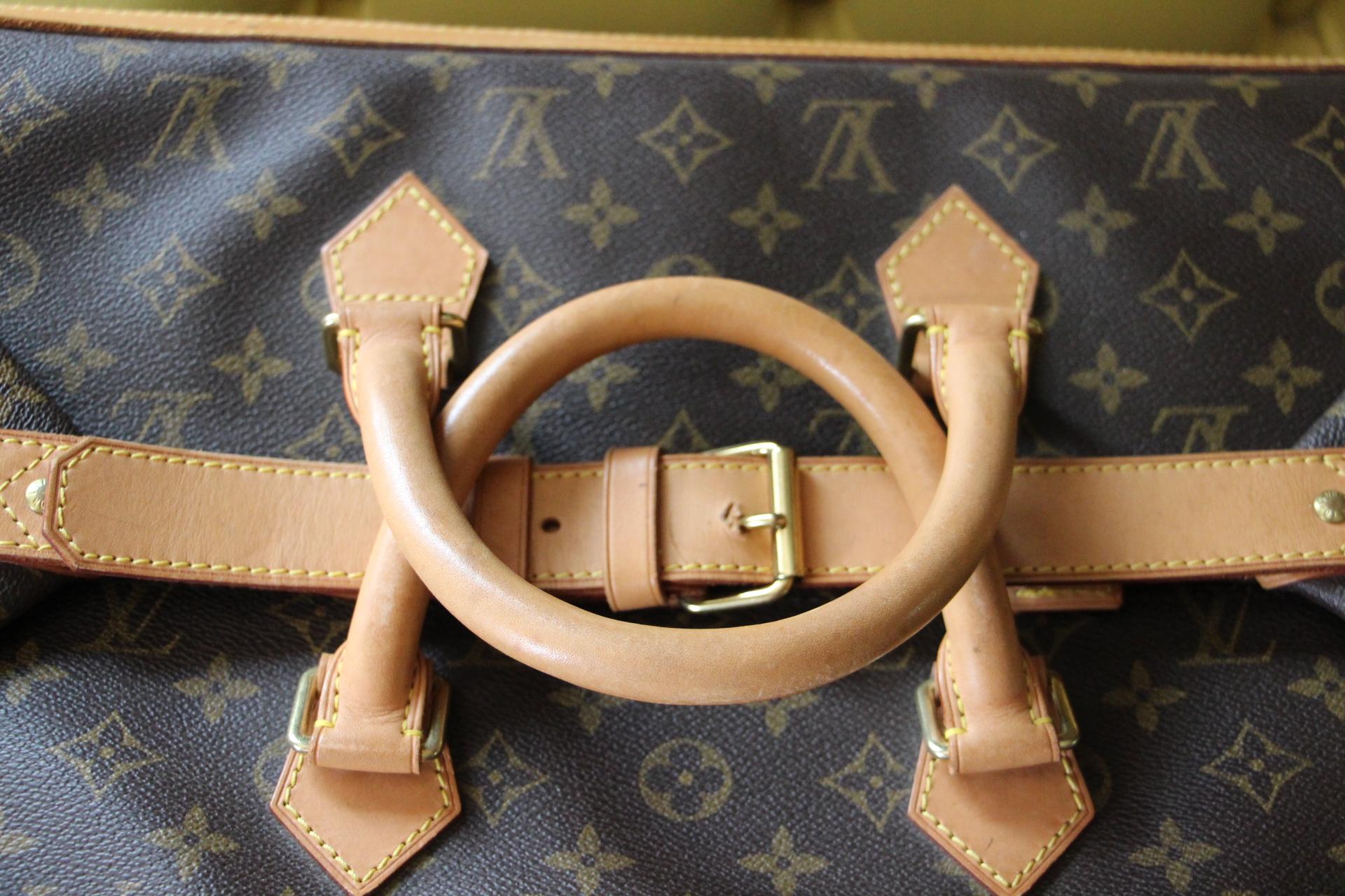 Beautiful travel bag in monogram canvas and leather. This large size is no longer available in Louis Vuitton stores. This is a collector piece.
It features its serial number.
Its exterior is in perfect condition as well as its brown interior, no