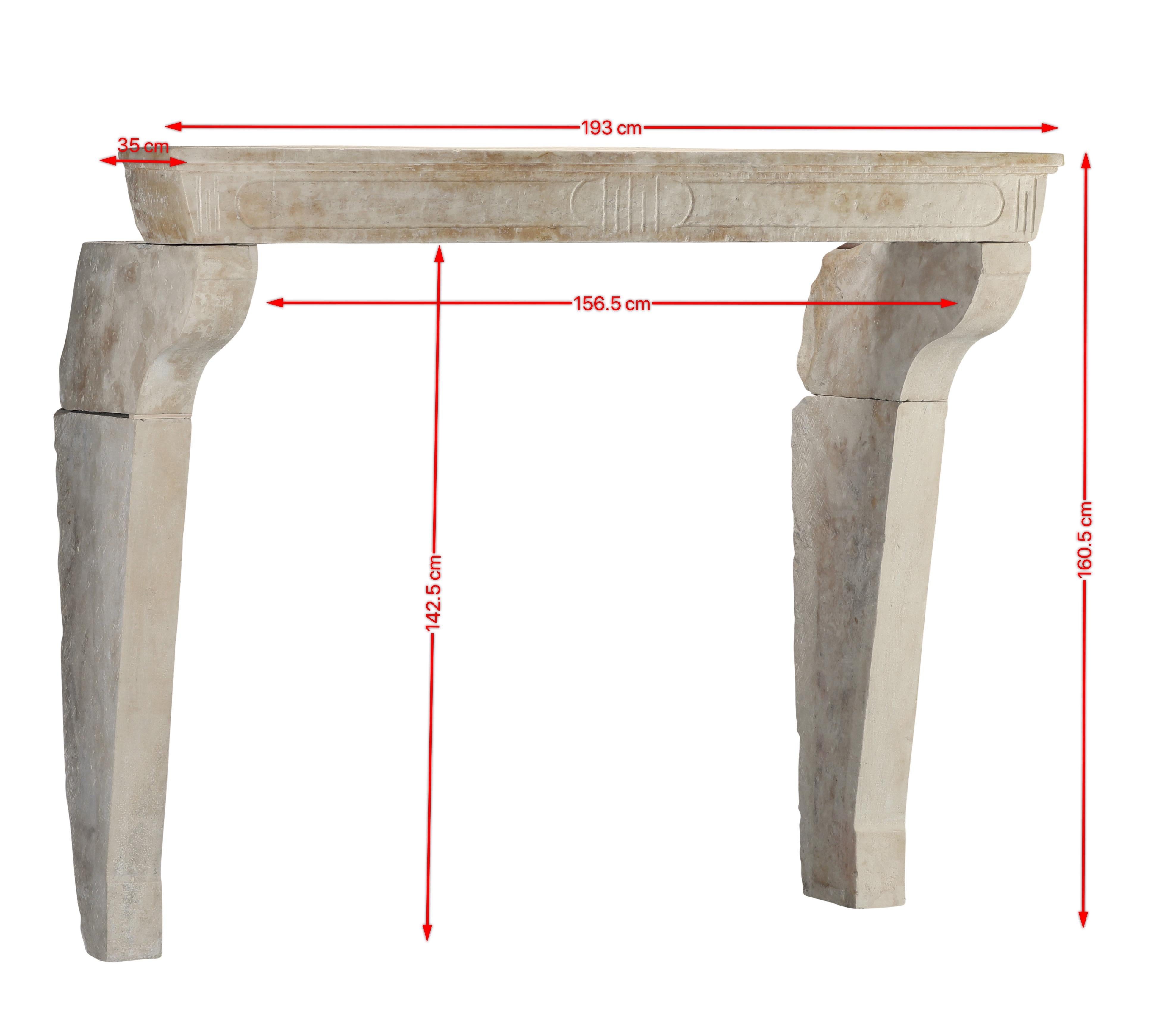 Mantello per camino francese d'epoca del XVII secolo, autentico e antico, realizzato in pietra chiara.
Il design del caminetto è semplice ma elegante, con un ripiano rettangolare che presenta sottili dettagli intagliati, tra cui motivi lineari e