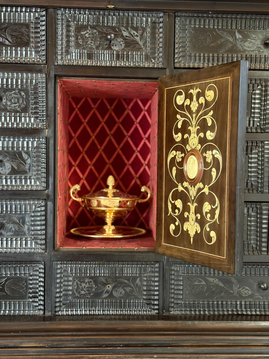 Grande armadio Luigi XIII impiallacciato in ebano, XVII secolo In condizioni ottime in vendita a Honnelles, WHT