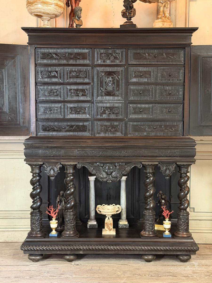 Fino al XVIII secolo Grande armadio Luigi XIII impiallacciato in ebano, XVII secolo in vendita