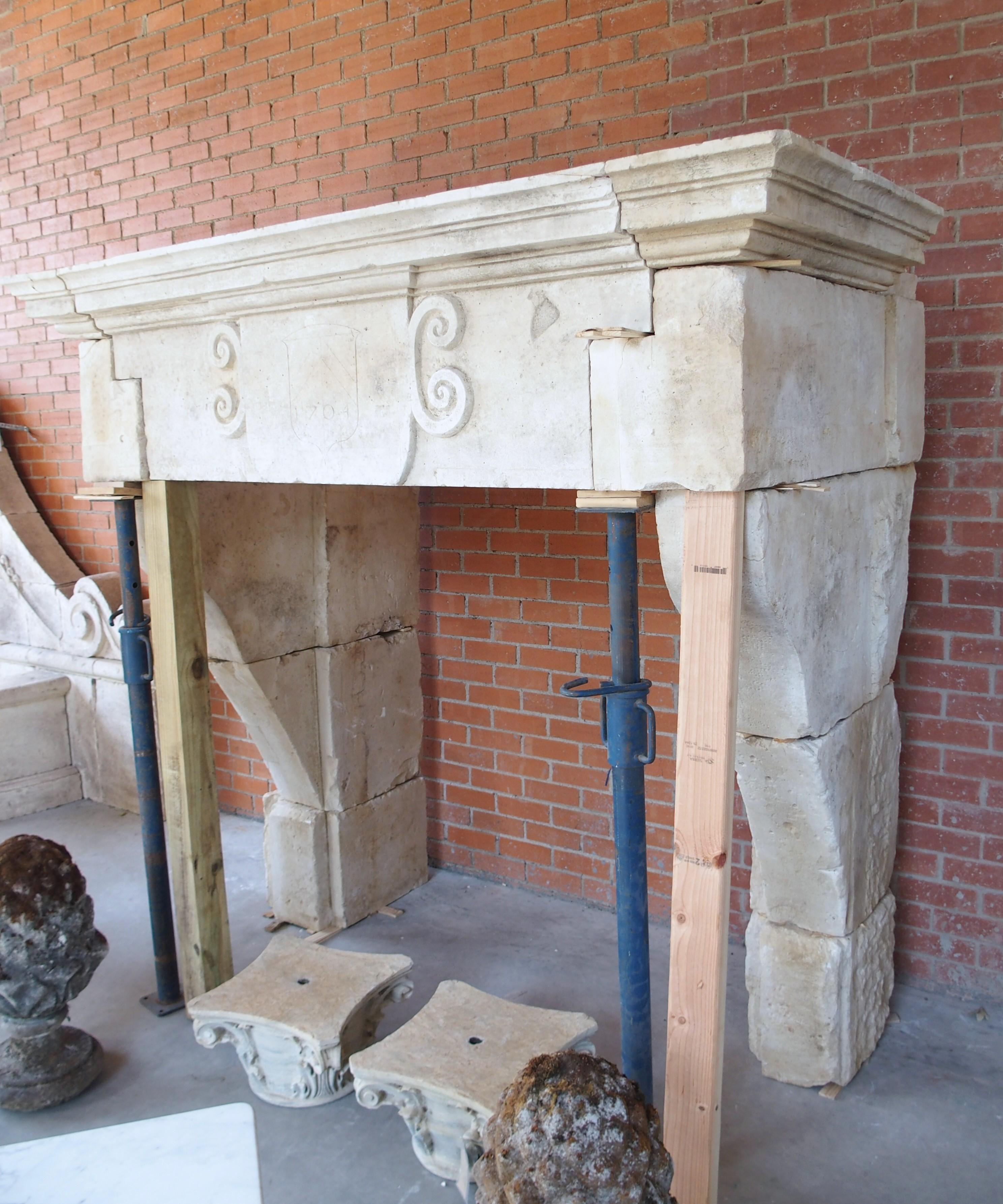 Gran repisa de chimenea de castillo Luis XIII de La Meuse, Francia, siglo XVII en venta 8