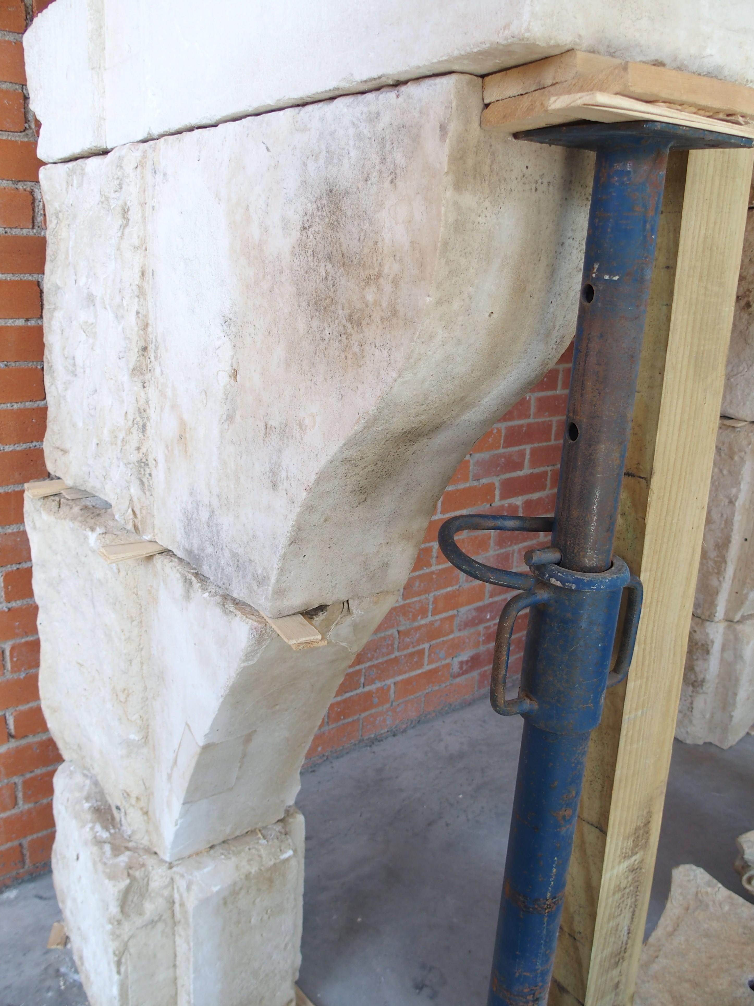 Más información próximamente...

Tallada a mano en 12 piezas de piedra francesa, esta repisa de chimenea data de principios o mediados del siglo XVI, lo que la sitúa en el periodo de Luis XIII.  Procedente de un castillo de La Meuse (Francia), la