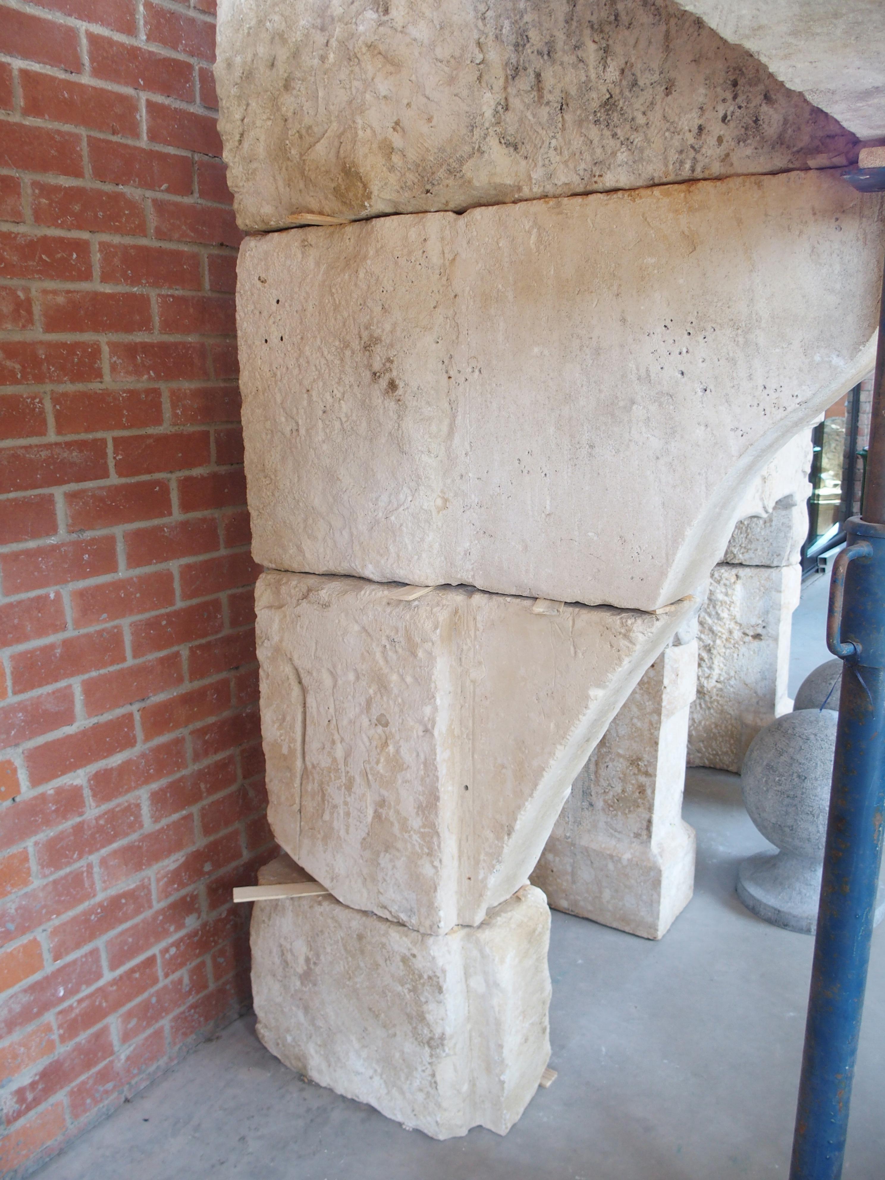 Gran repisa de chimenea de castillo Luis XIII de La Meuse, Francia, siglo XVII siglo XVIII y antes en venta