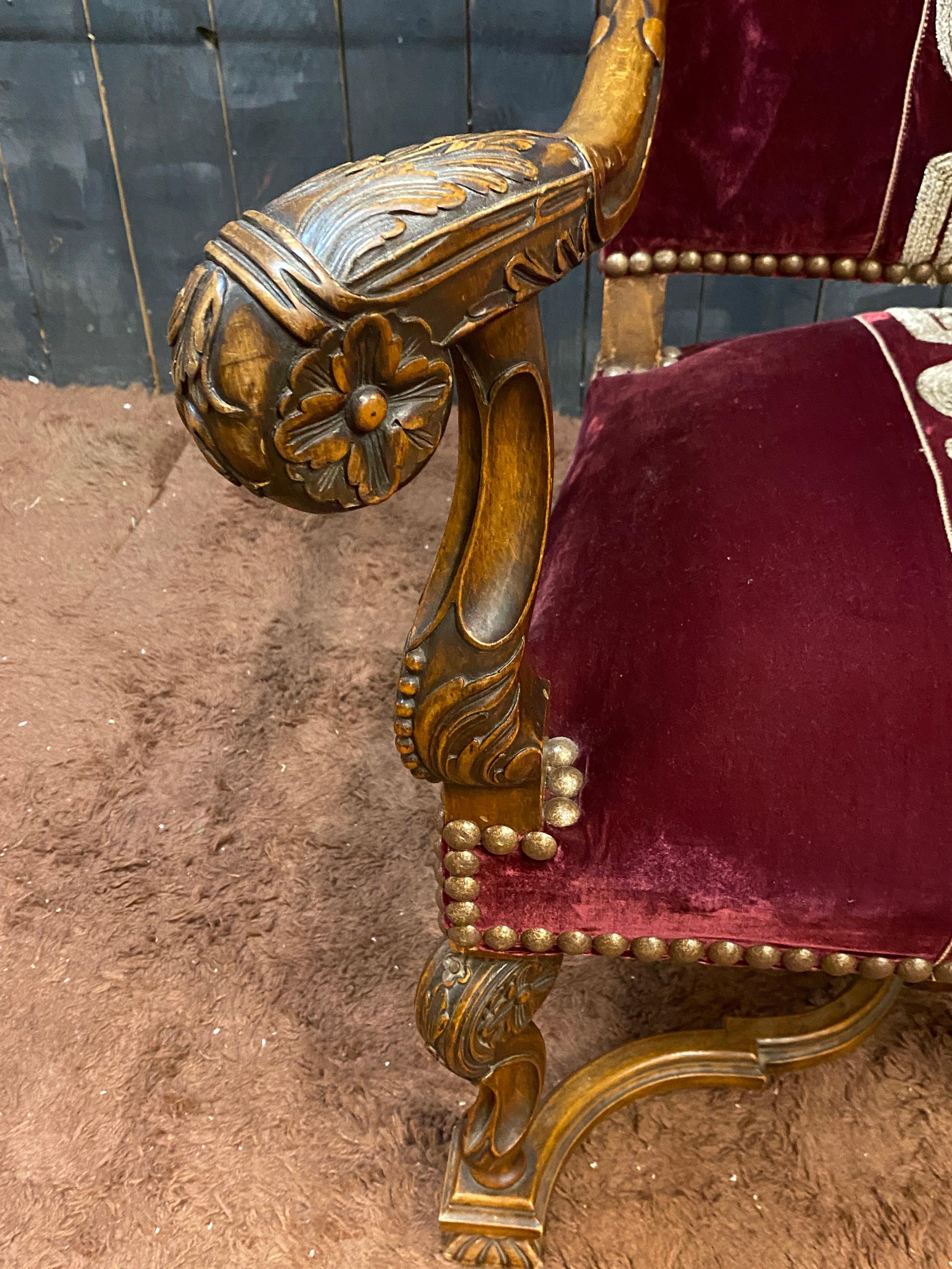 Large Louis XIII style armchair, in walnut, from the 19th century. New fabric In Good Condition For Sale In Saint-Ouen, FR