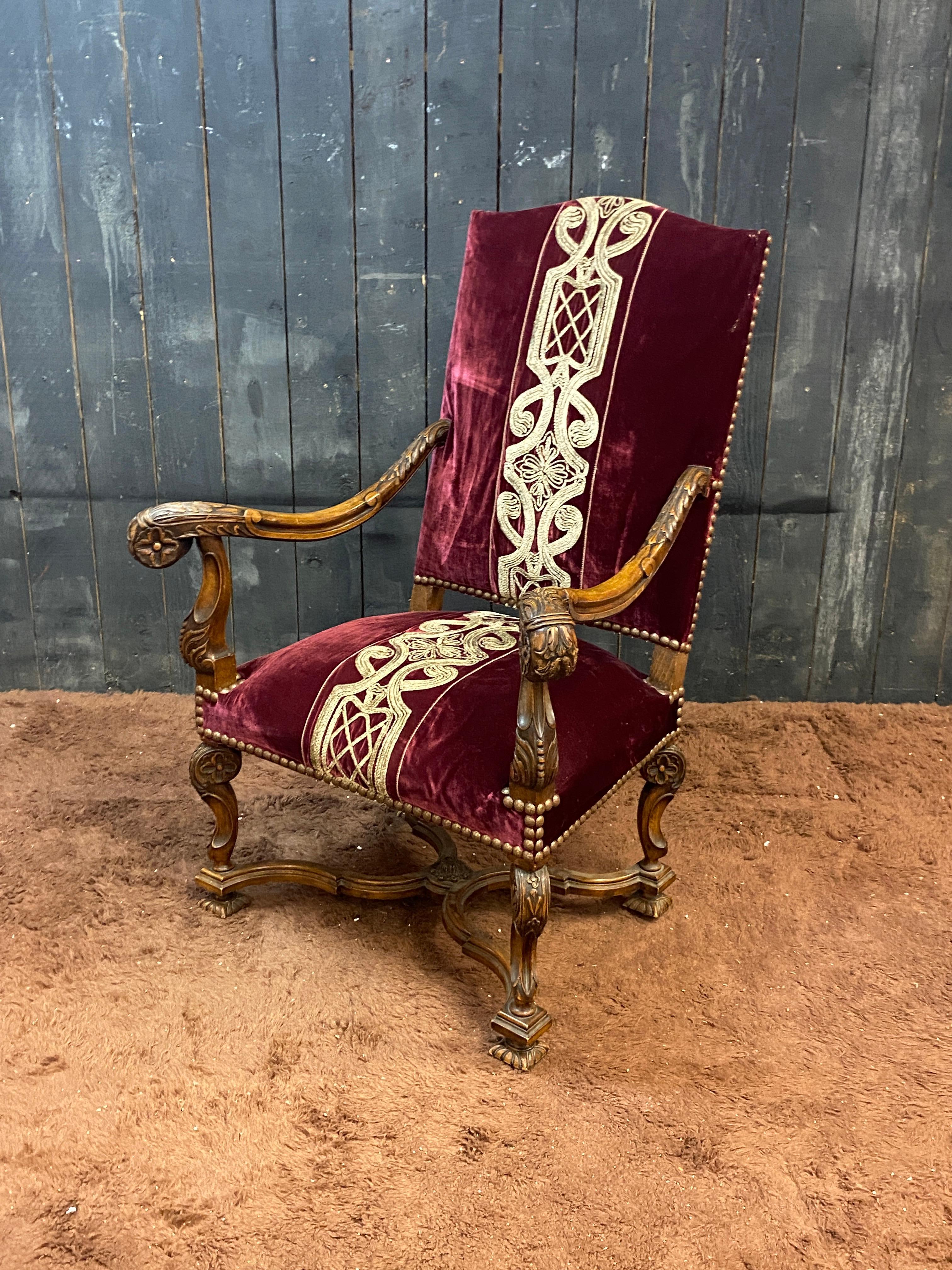 Large Louis XIII style armchair, in walnut, from the 19th century. New fabric For Sale 1