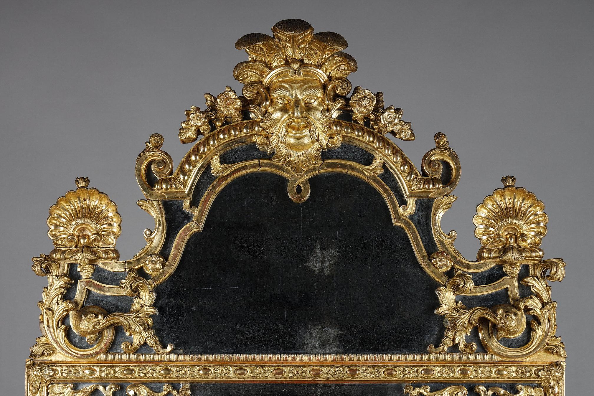 Large Louis XIV mirror decorated with shells, foliage and masks In Good Condition For Sale In Paris, FR