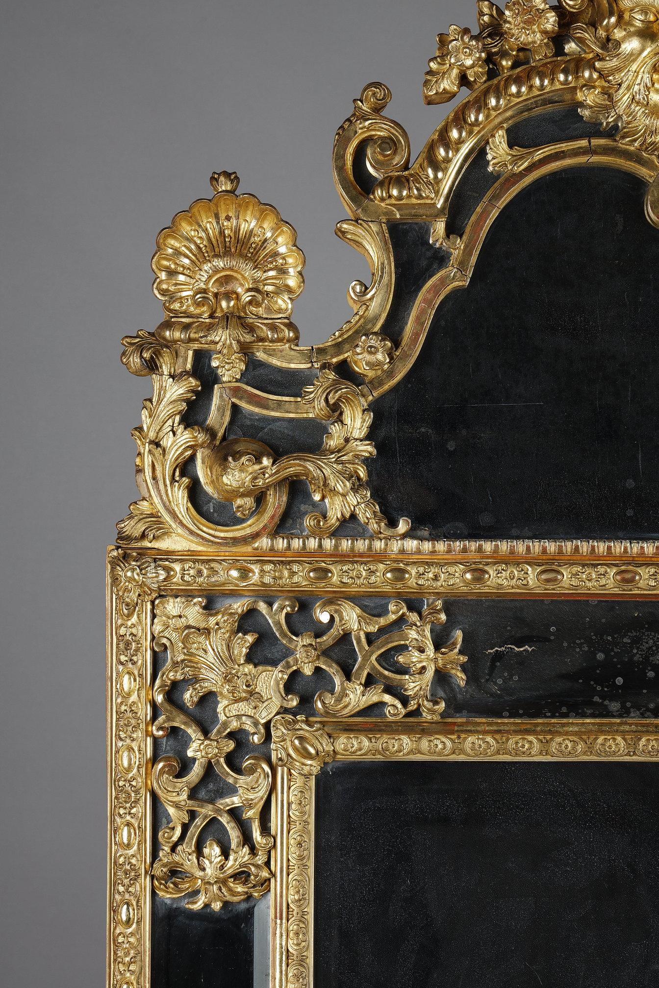 Metà XVIII secolo Grande specchio Luigi XIV decorato con conchiglie, fogliame e maschere in vendita