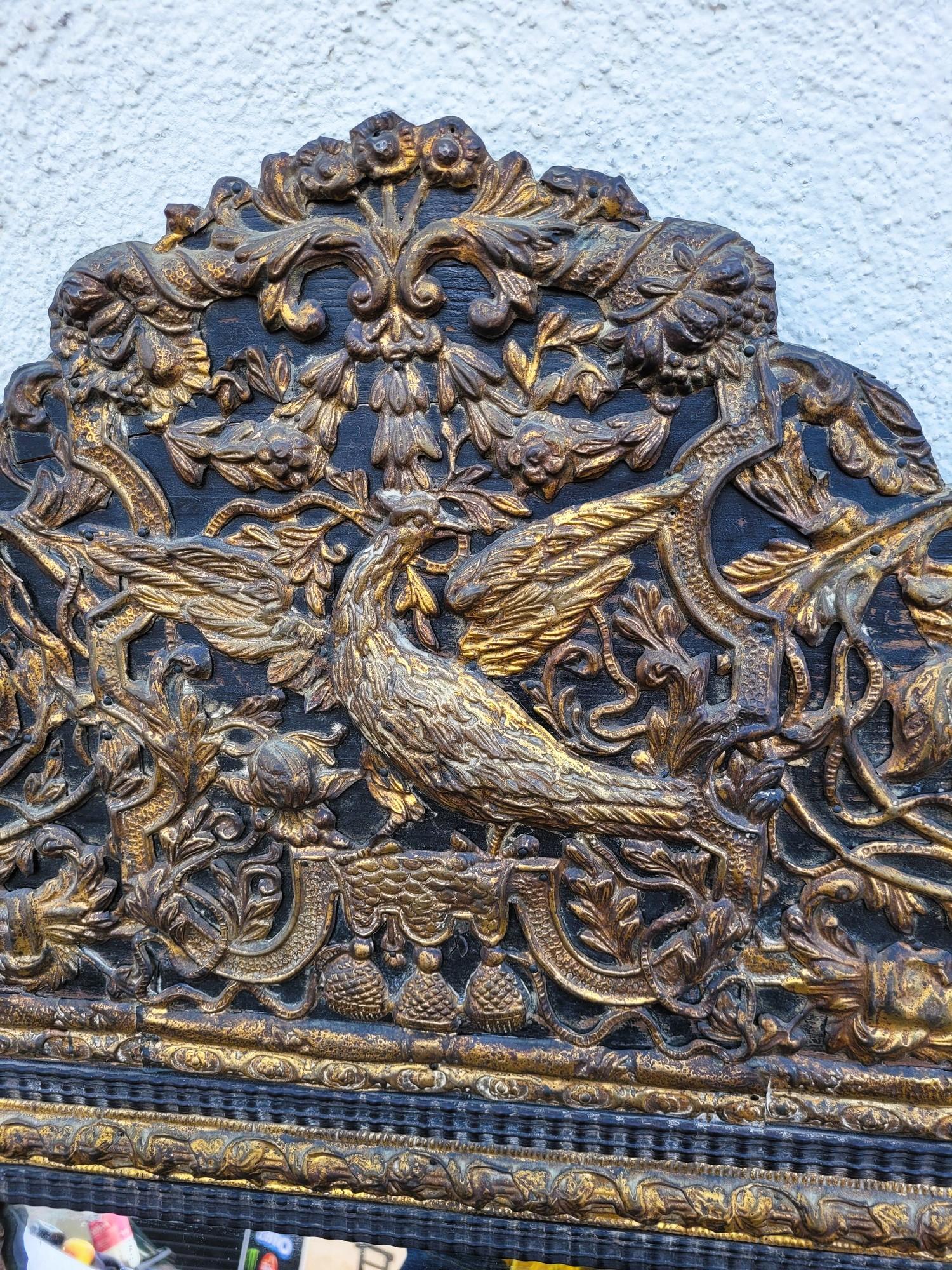 Elegante specchio del XIX secolo in stile Luigi XIV con perline: è composto da un grande specchio centrale circondato da 4 specchi su ogni lato. Gli specchi sono separati da una doppia cornice, aste in legno intagliato annerito e aste in ottone