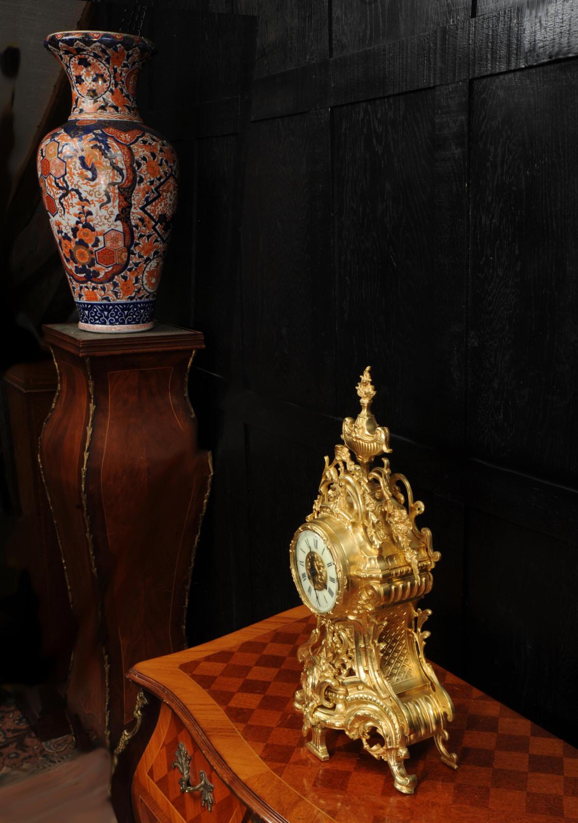 Grande horloge française ancienne Louis XV en bronze doré en vente 4