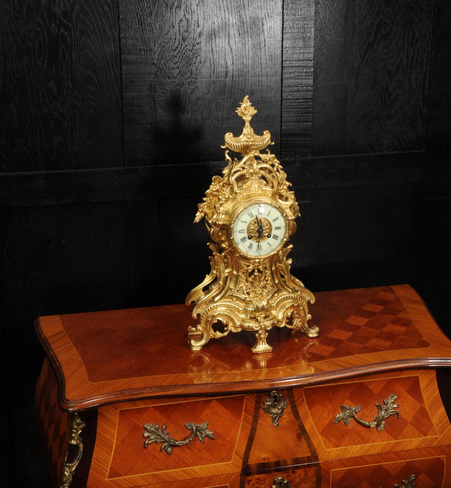 Grande horloge française ancienne Louis XV en bronze doré en vente 7