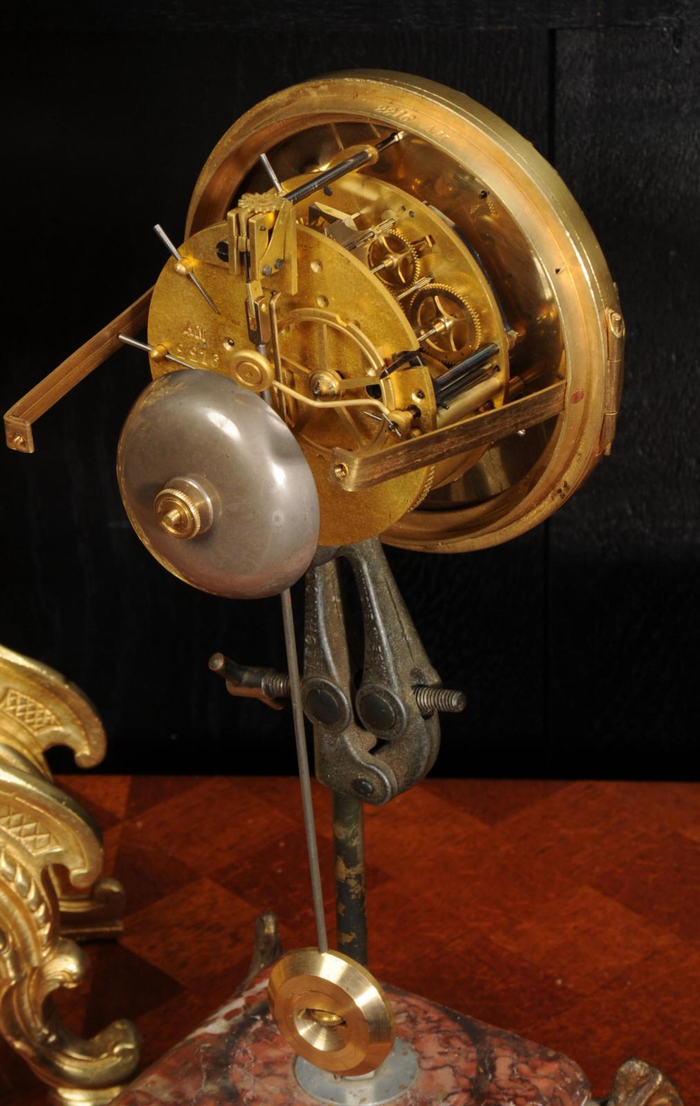 Grande horloge française ancienne Louis XV en bronze doré en vente 11