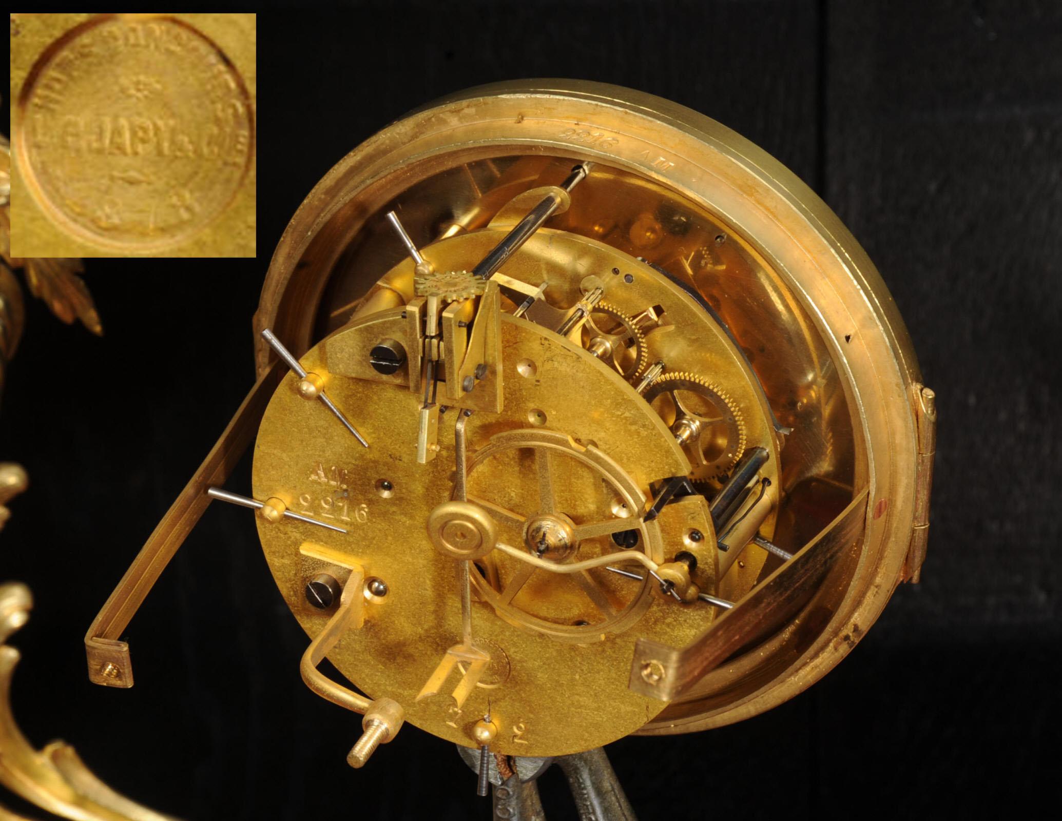 Grande horloge française ancienne Louis XV en bronze doré en vente 12