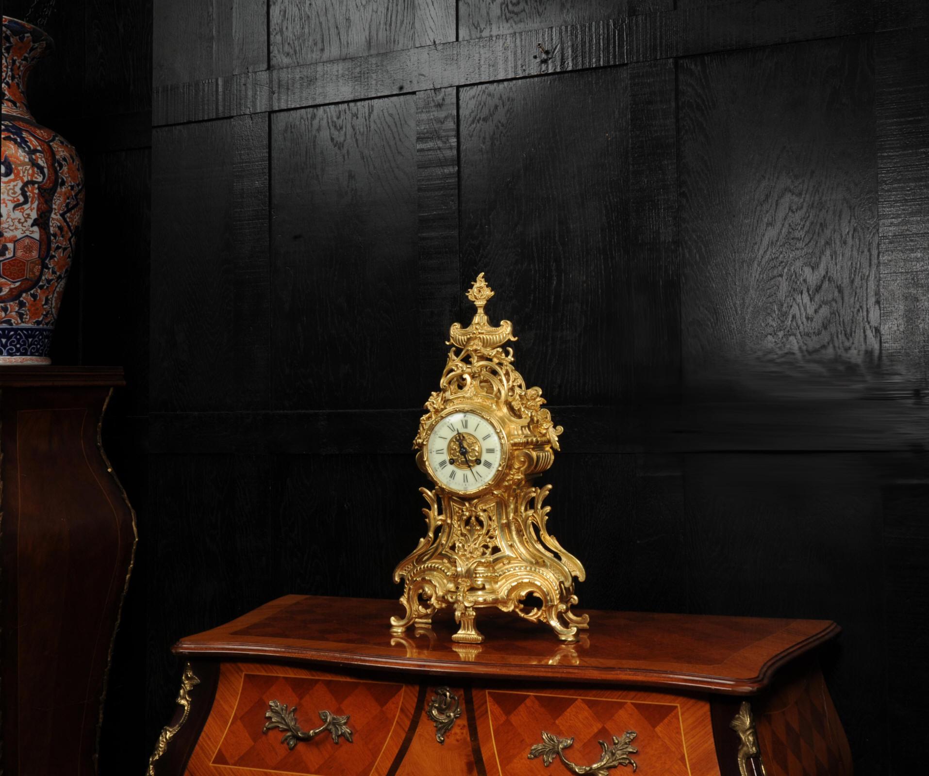 Große antike französische Louis XV.-Uhr aus vergoldeter Bronze (Vergoldet) im Angebot
