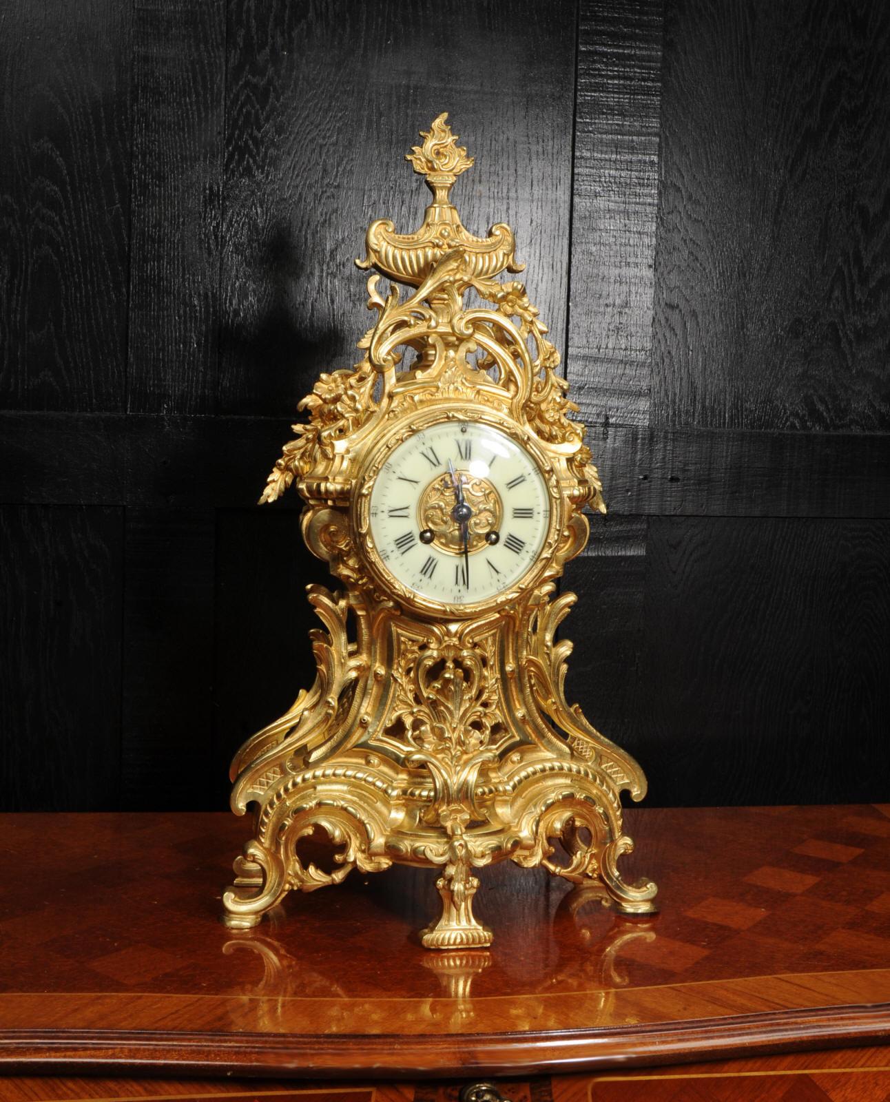 Große antike französische Louis XV.-Uhr aus vergoldeter Bronze (19. Jahrhundert) im Angebot