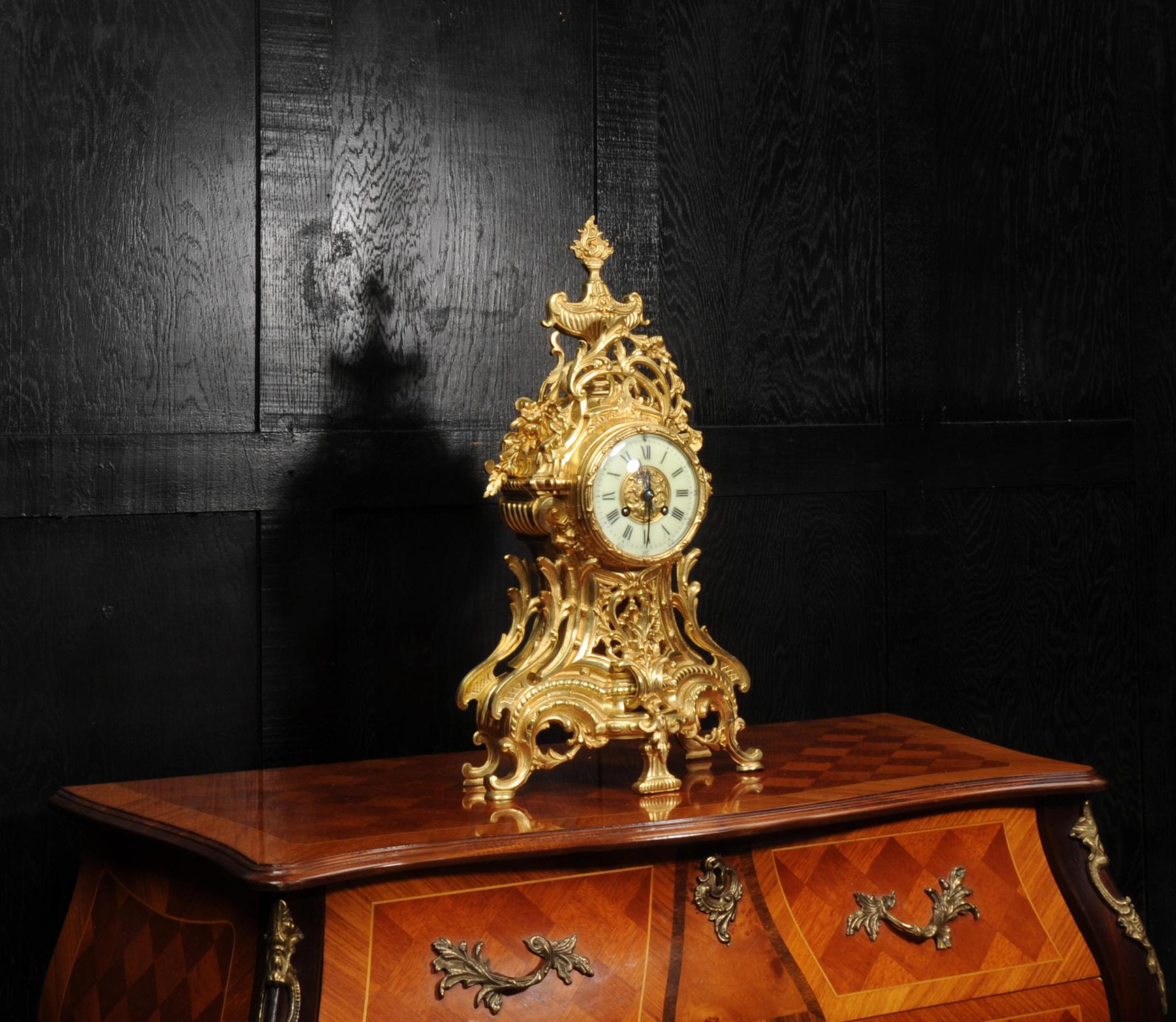 Bronze Grande horloge française ancienne Louis XV en bronze doré en vente
