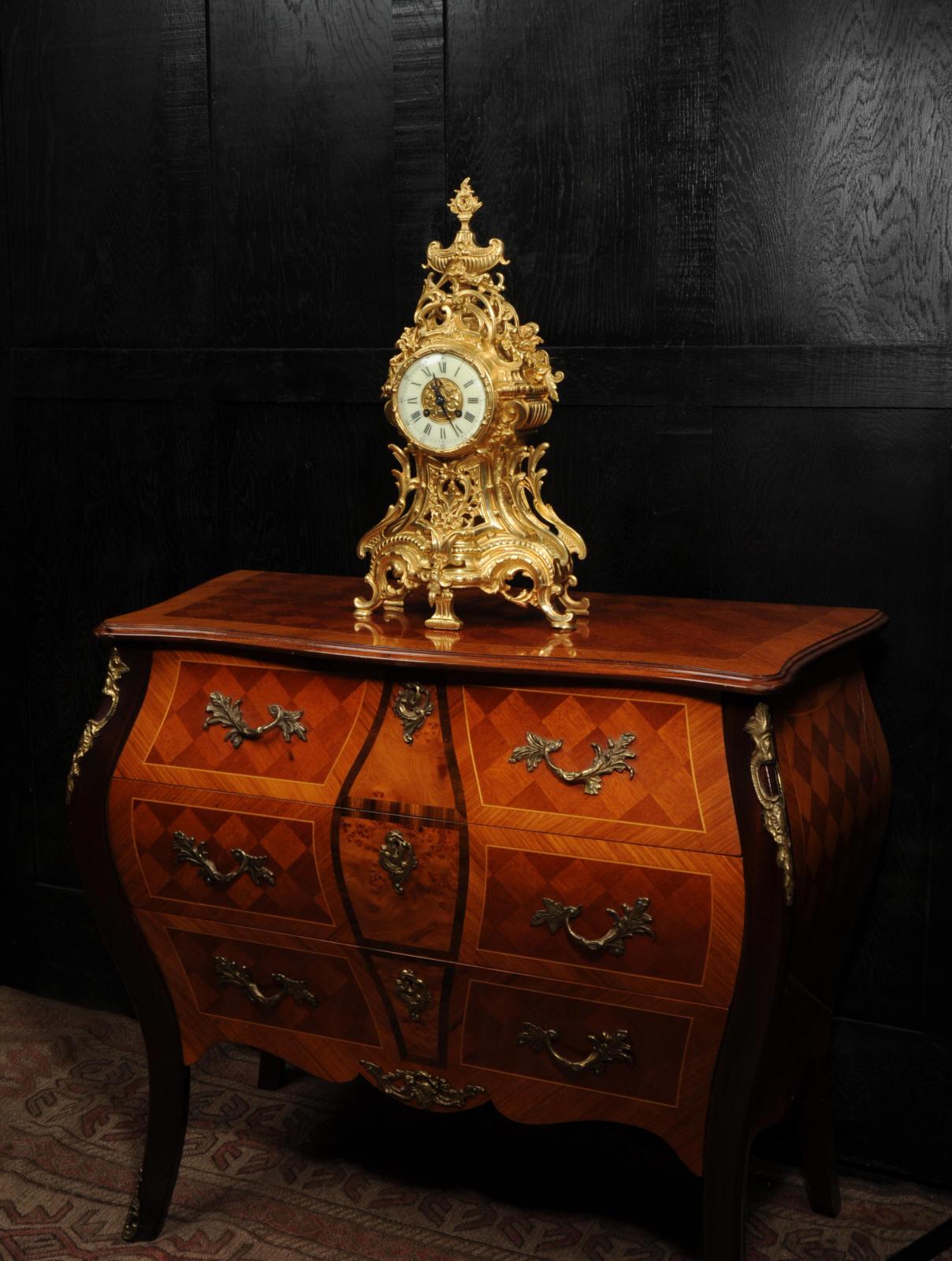 Grande horloge française ancienne Louis XV en bronze doré en vente 1