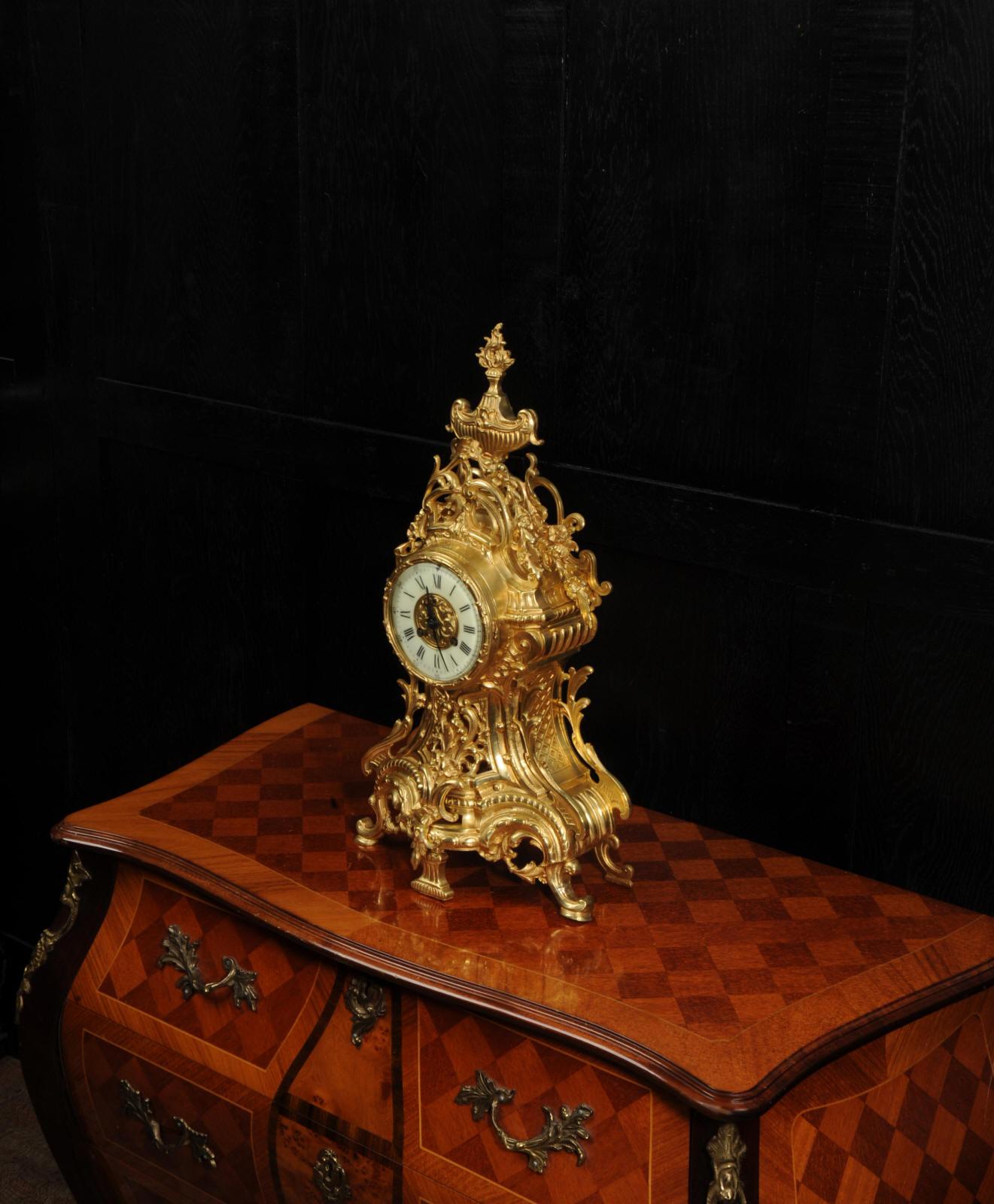 Große antike französische Louis XV.-Uhr aus vergoldeter Bronze im Angebot 3